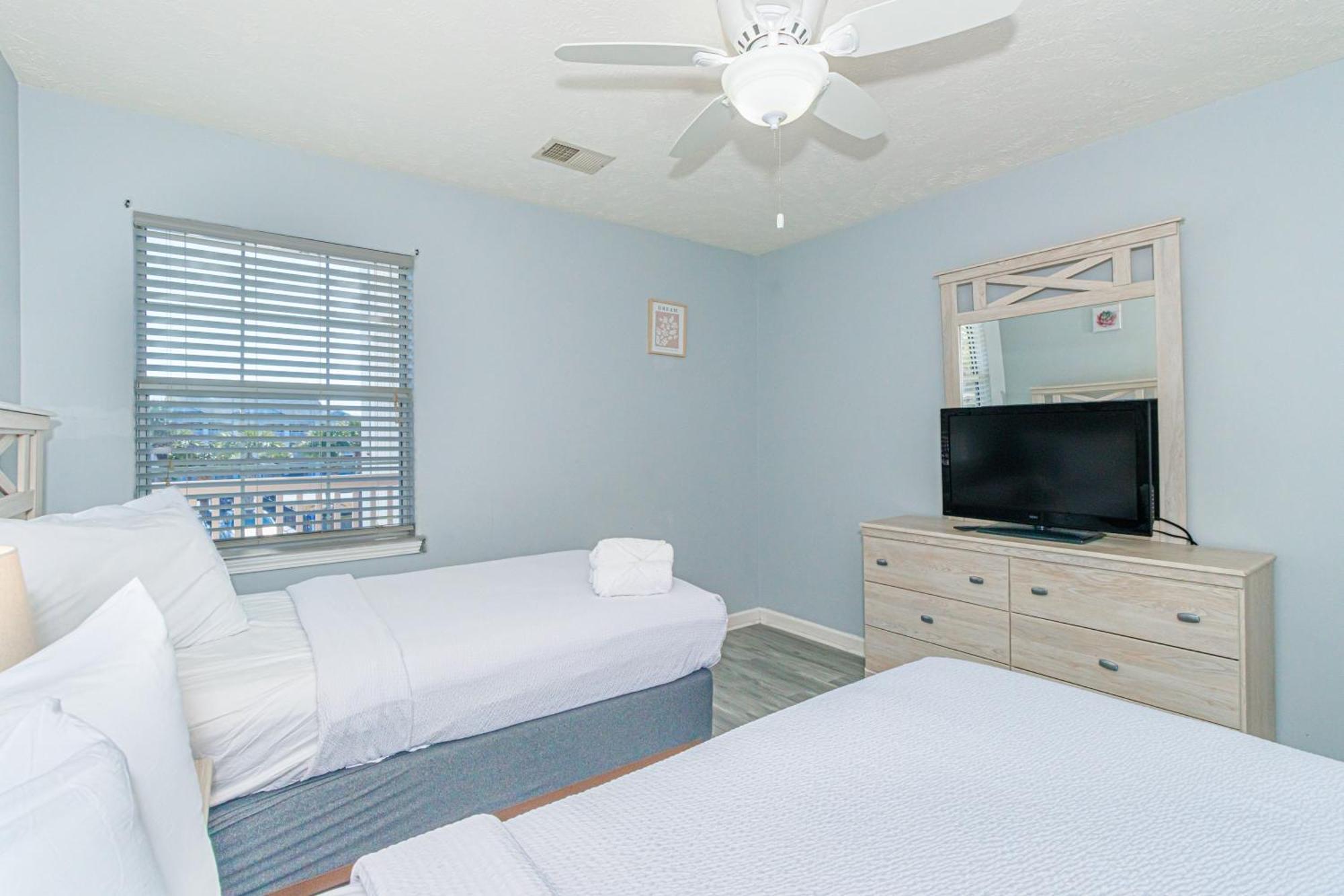 Newly Renovated 2nd Floor Condo! 2 Bed, 2 Bath - Waterway Village 5d Holiday home *