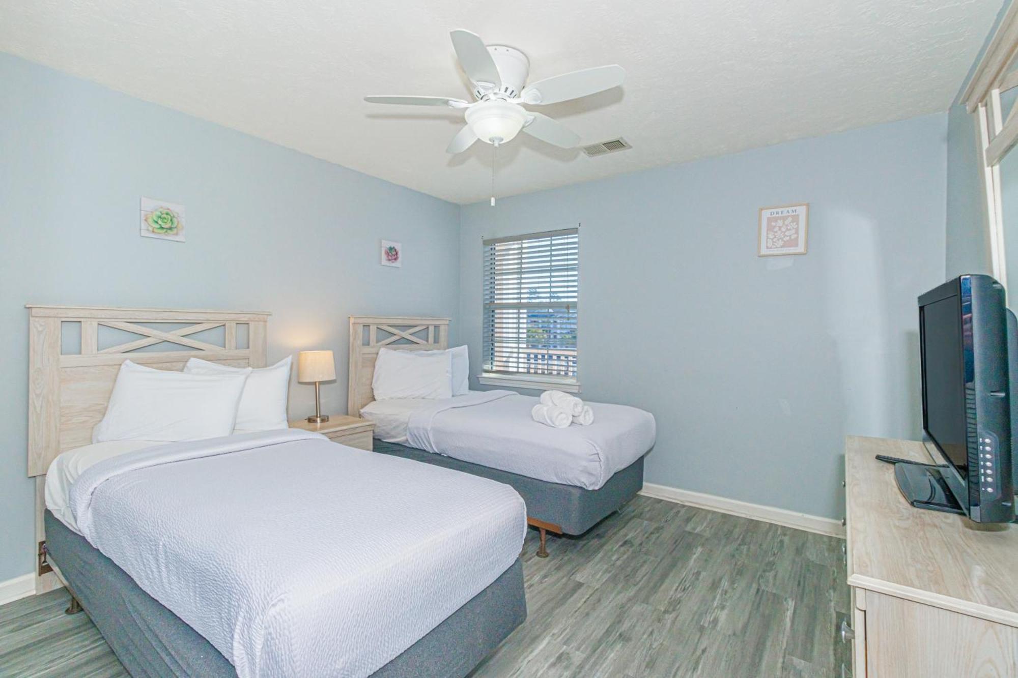 Newly Renovated 2nd Floor Condo! 2 Bed, 2 Bath - Waterway Village 5d Holiday home