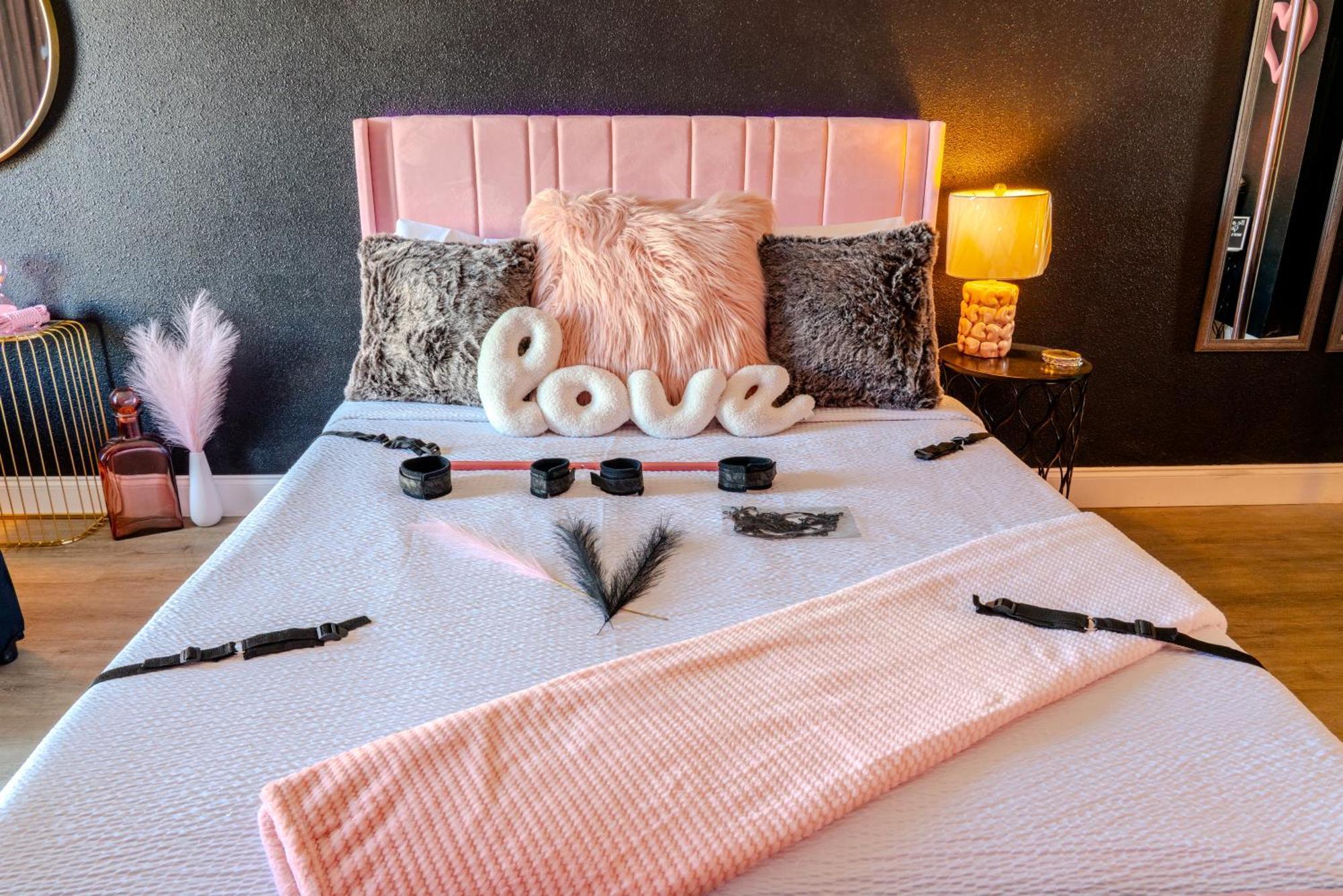 50 Shades Of Grey - Romance Suite! Couples Retreat 717 Resort *