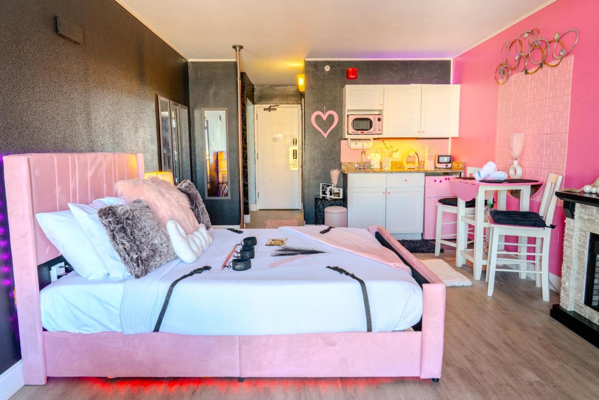 50 Shades Of Grey - Romance Suite! Couples Retreat 717 Resort