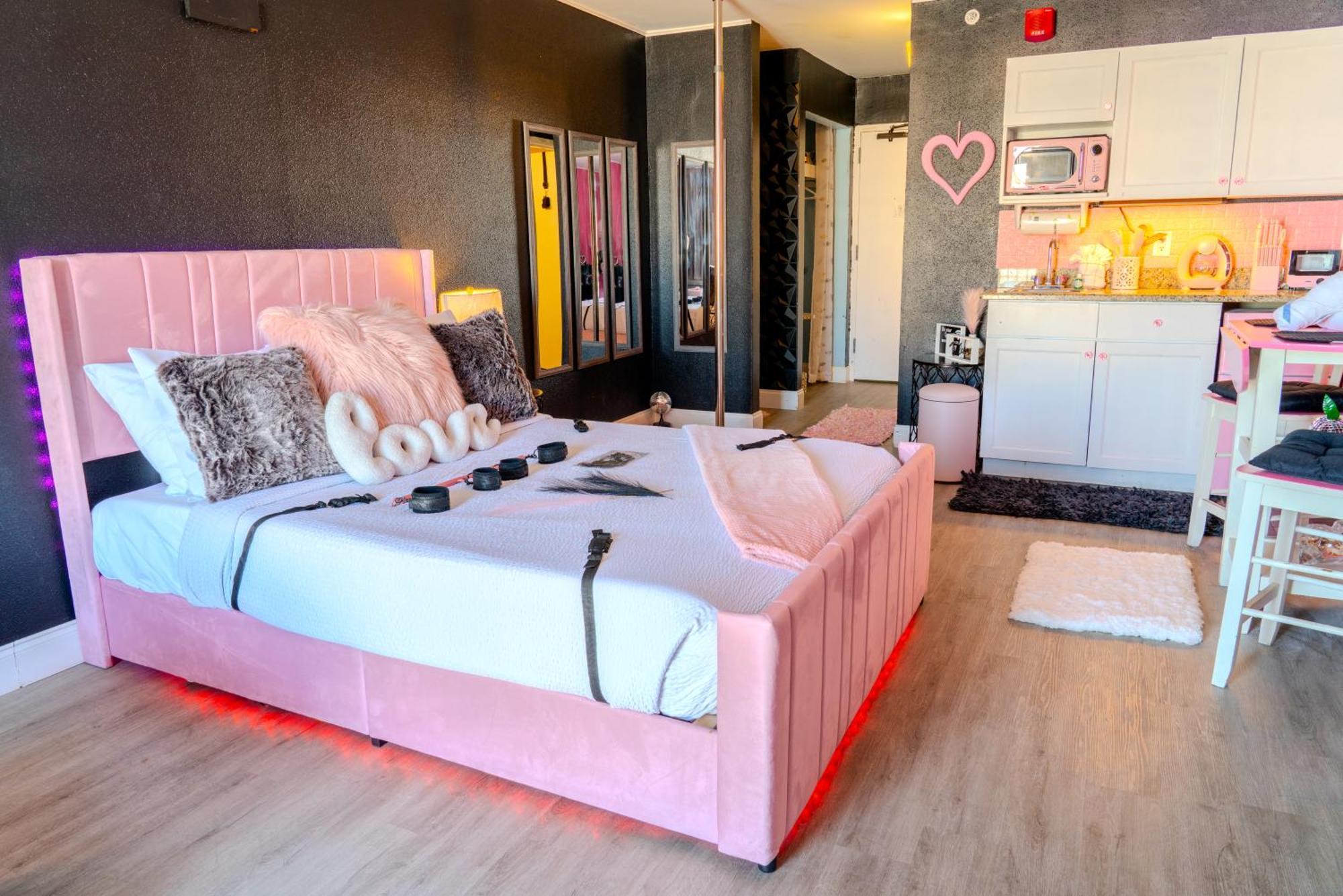 50 Shades Of Grey - Romance Suite! Couples Retreat 717