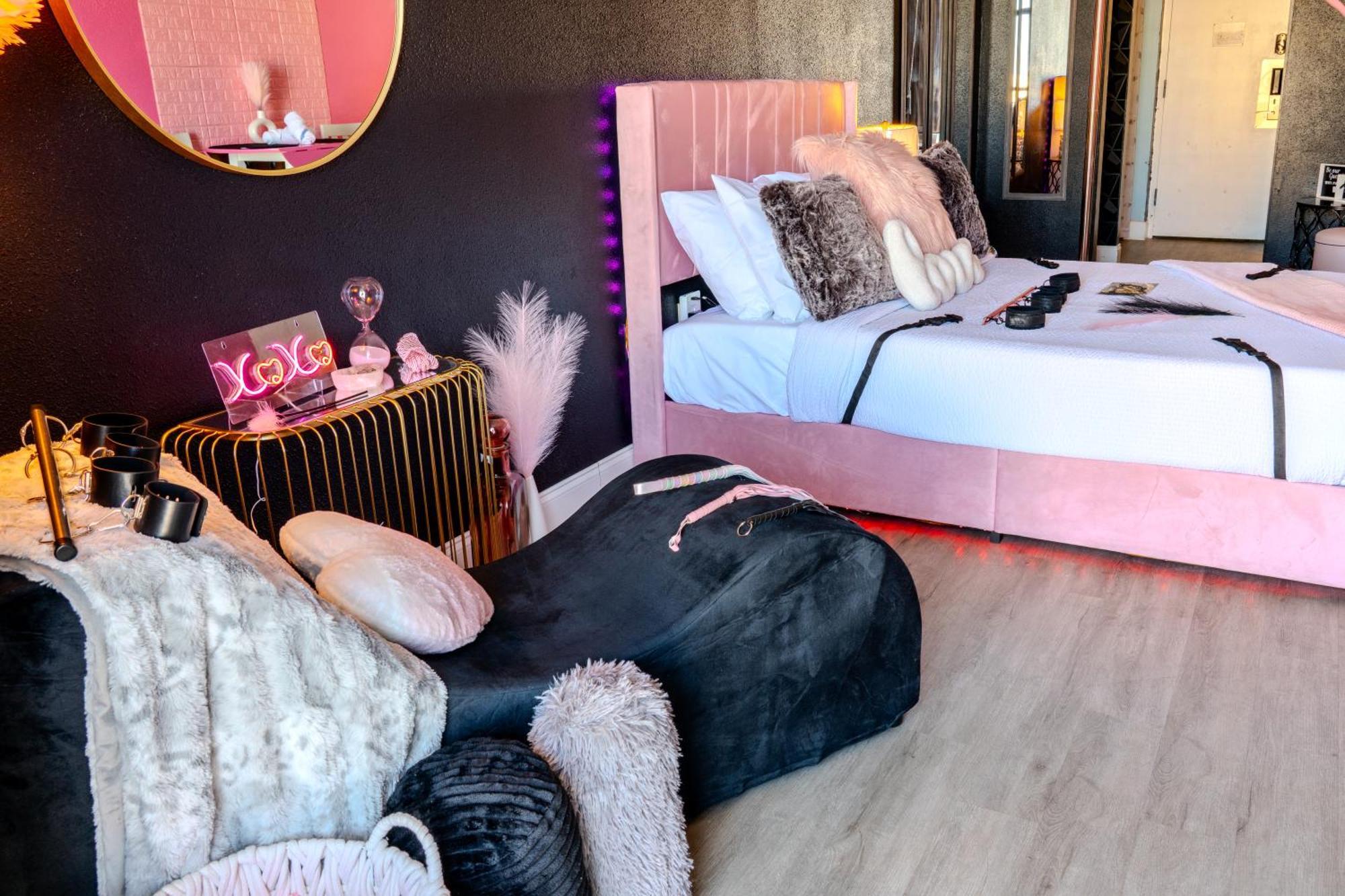 50 Shades Of Grey - Romance Suite! Couples Retreat 717 *