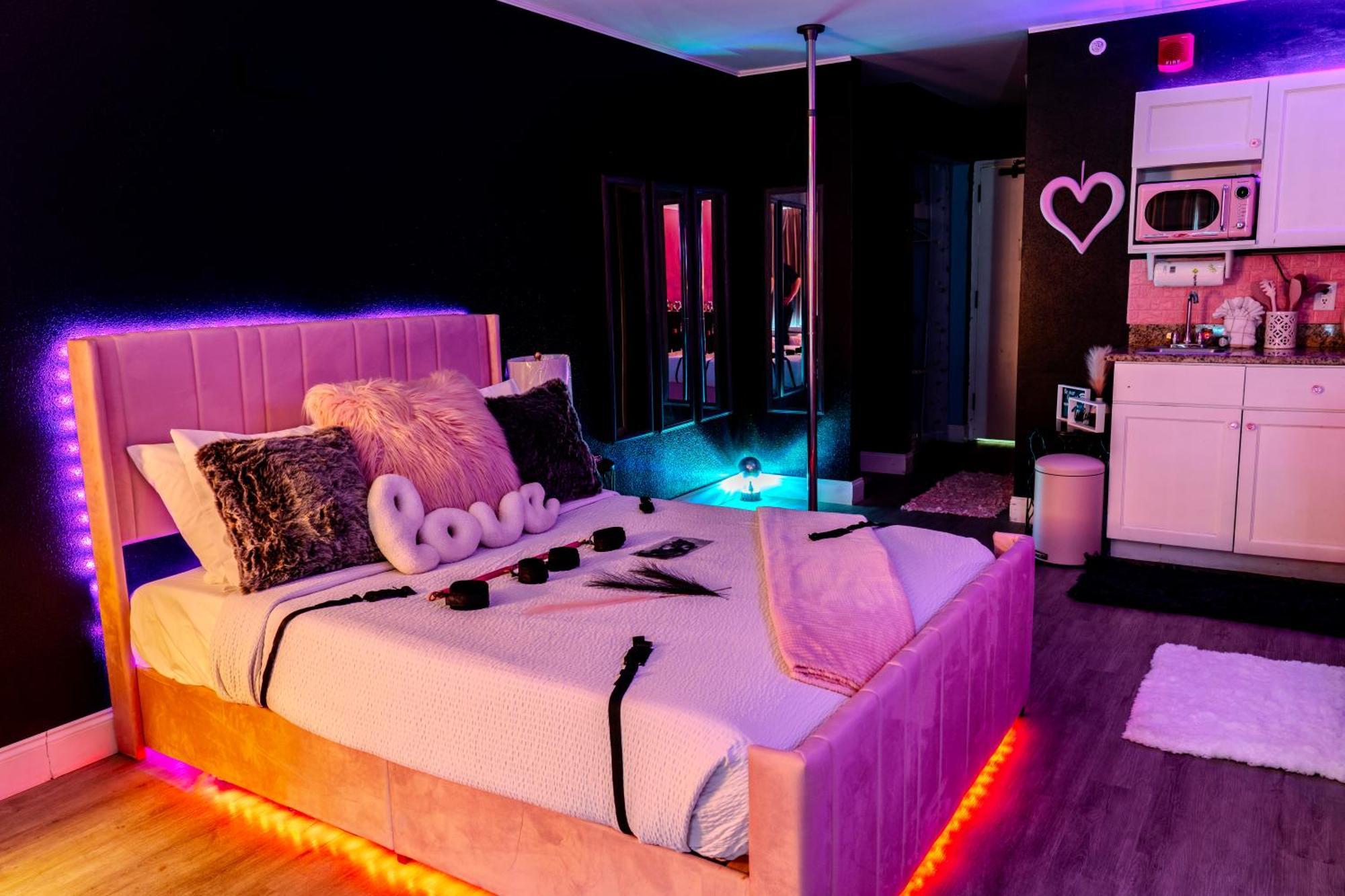 50 Shades Of Grey - Romance Suite! Couples Retreat 717 *