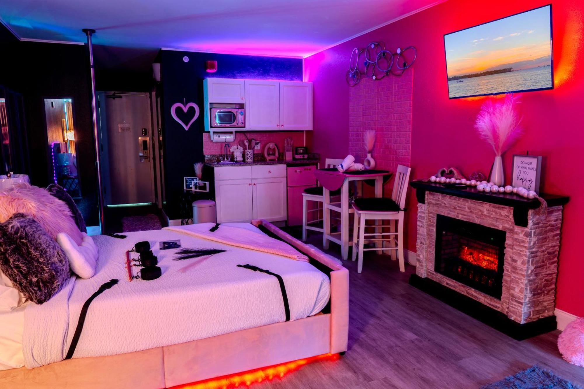 50 Shades Of Grey - Romance Suite! Couples Retreat 717 * Myrtle Beach