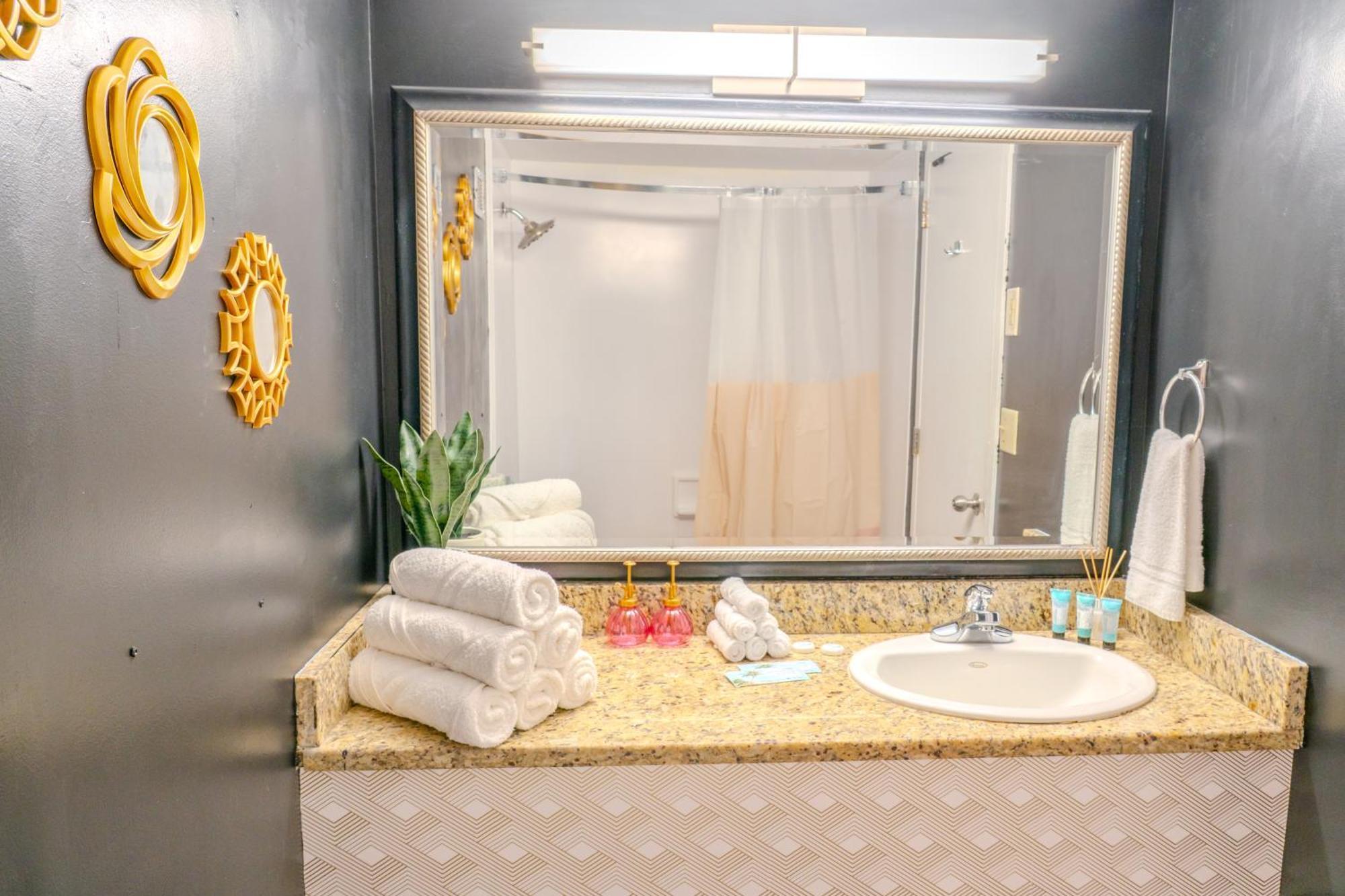 50 Shades Of Grey - Romance Suite! Couples Retreat 717 Resort Myrtle Beach