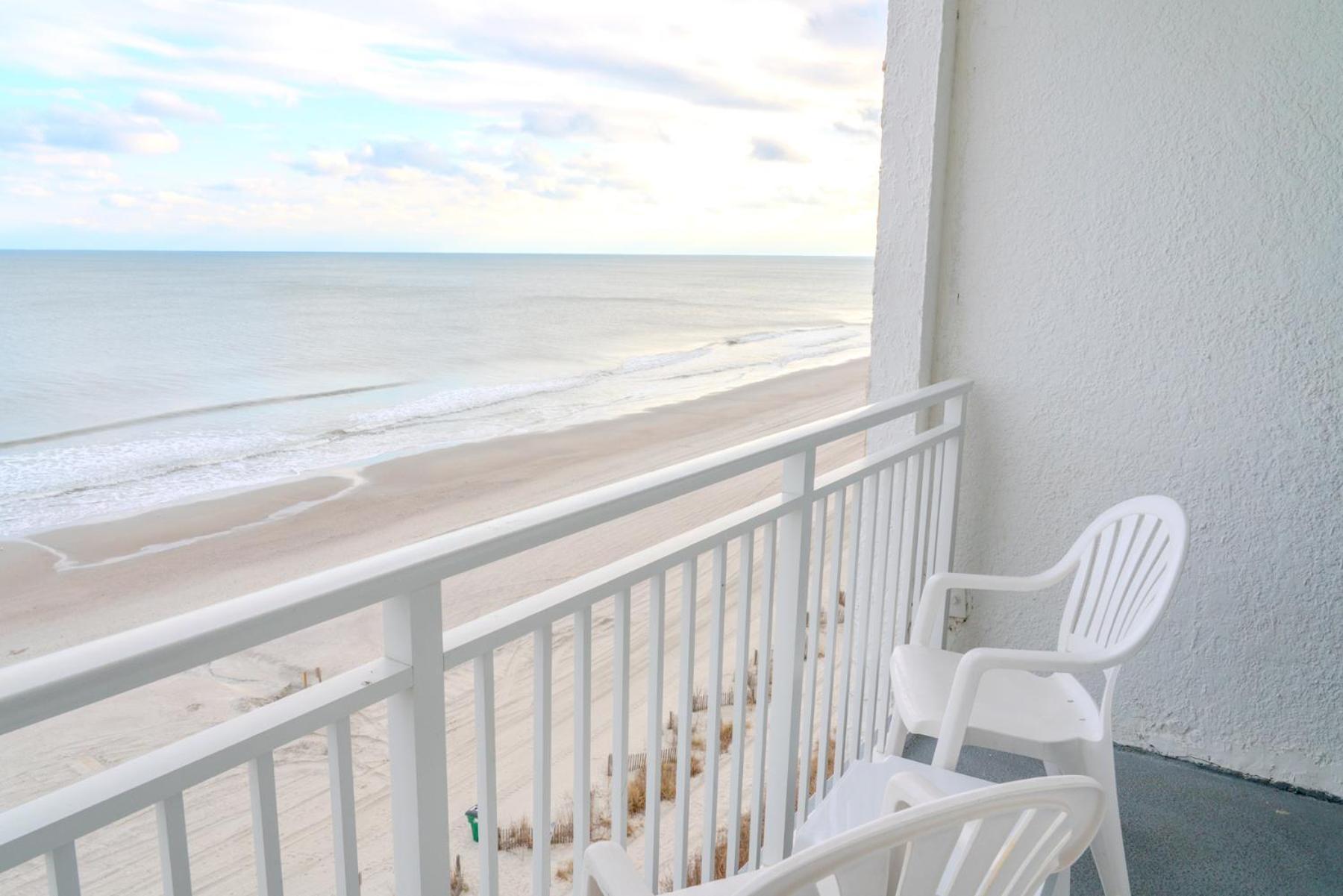 Direct Oceanfront Double Queen Suite! Stunning Ocean Views! Sleeps 4! Sea Mist 20802 Holiday home *