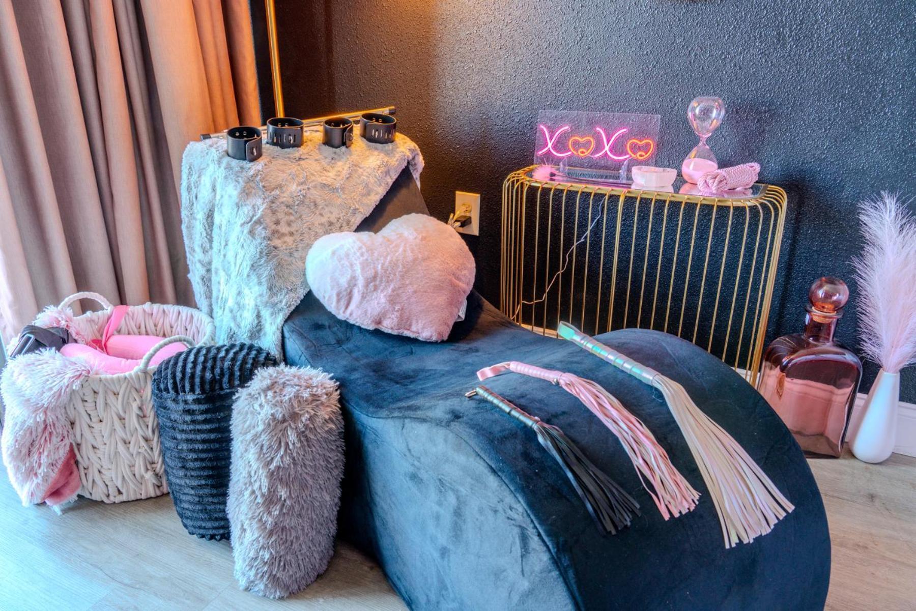 50 Shades Of Grey - Romance Suite! Couples Retreat 717