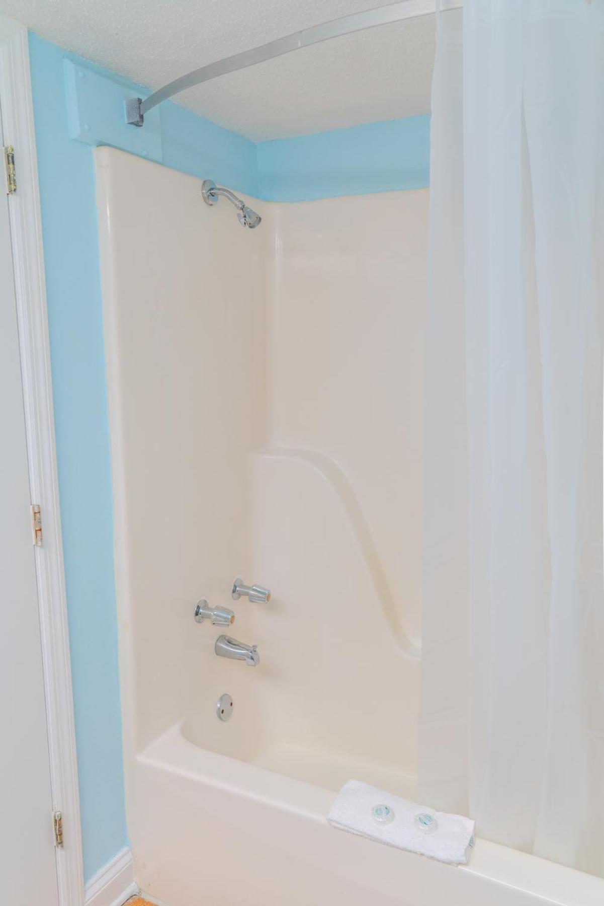 Direct Oceanfront Double Queen Suite! Stunning Ocean Views! Sleeps 4! Sea Mist 20802