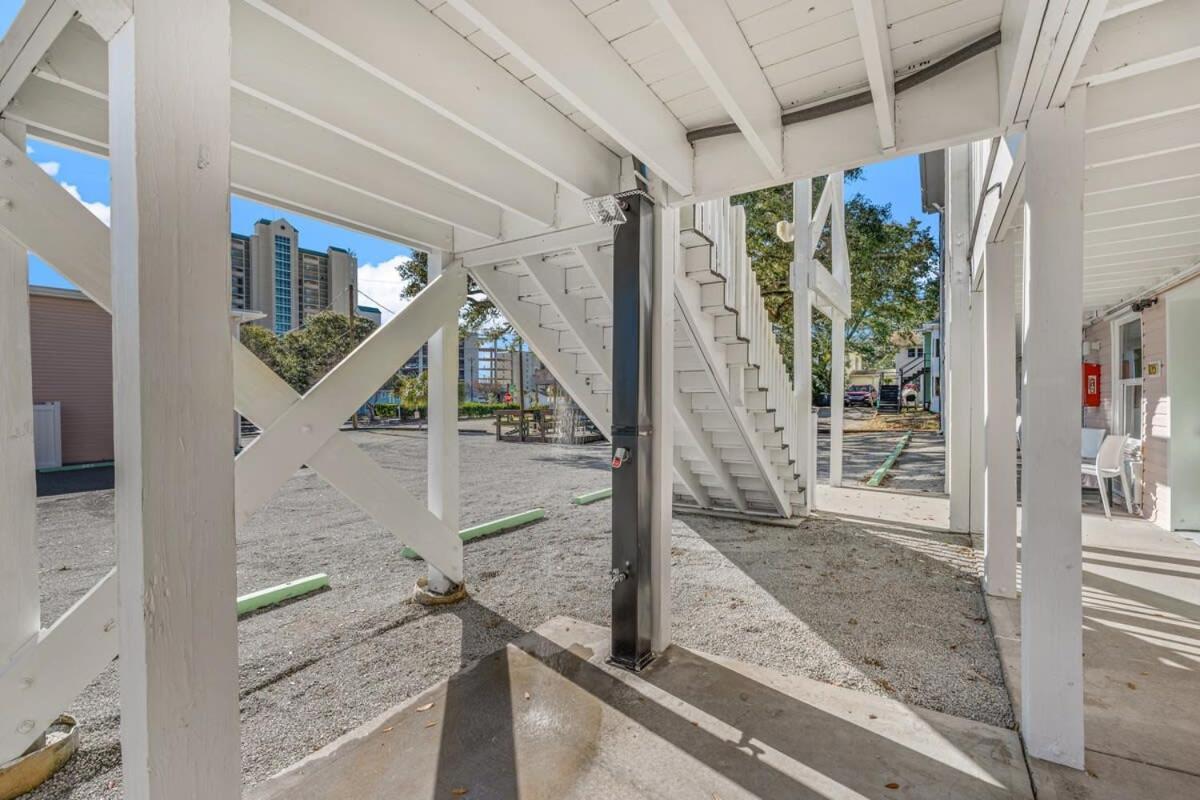Apartment Treehouse Walk To Pet-friendly 302 Myrtle Beach