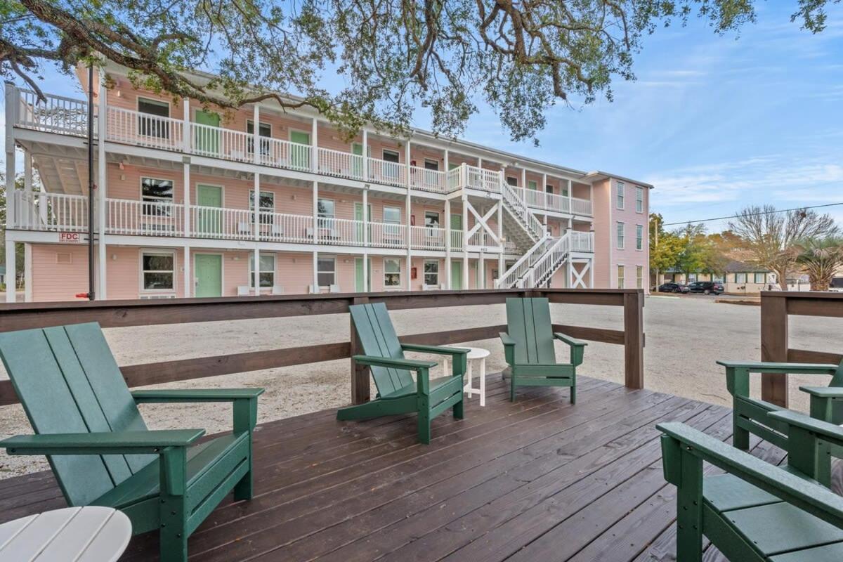 Treehouse Walk To Pet-friendly 302 Apartment *