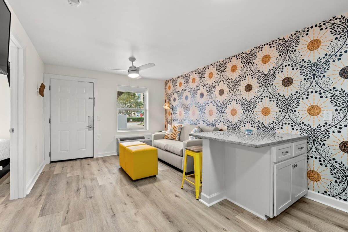 Treehouse Walk To Pet-friendly 101 Apartment