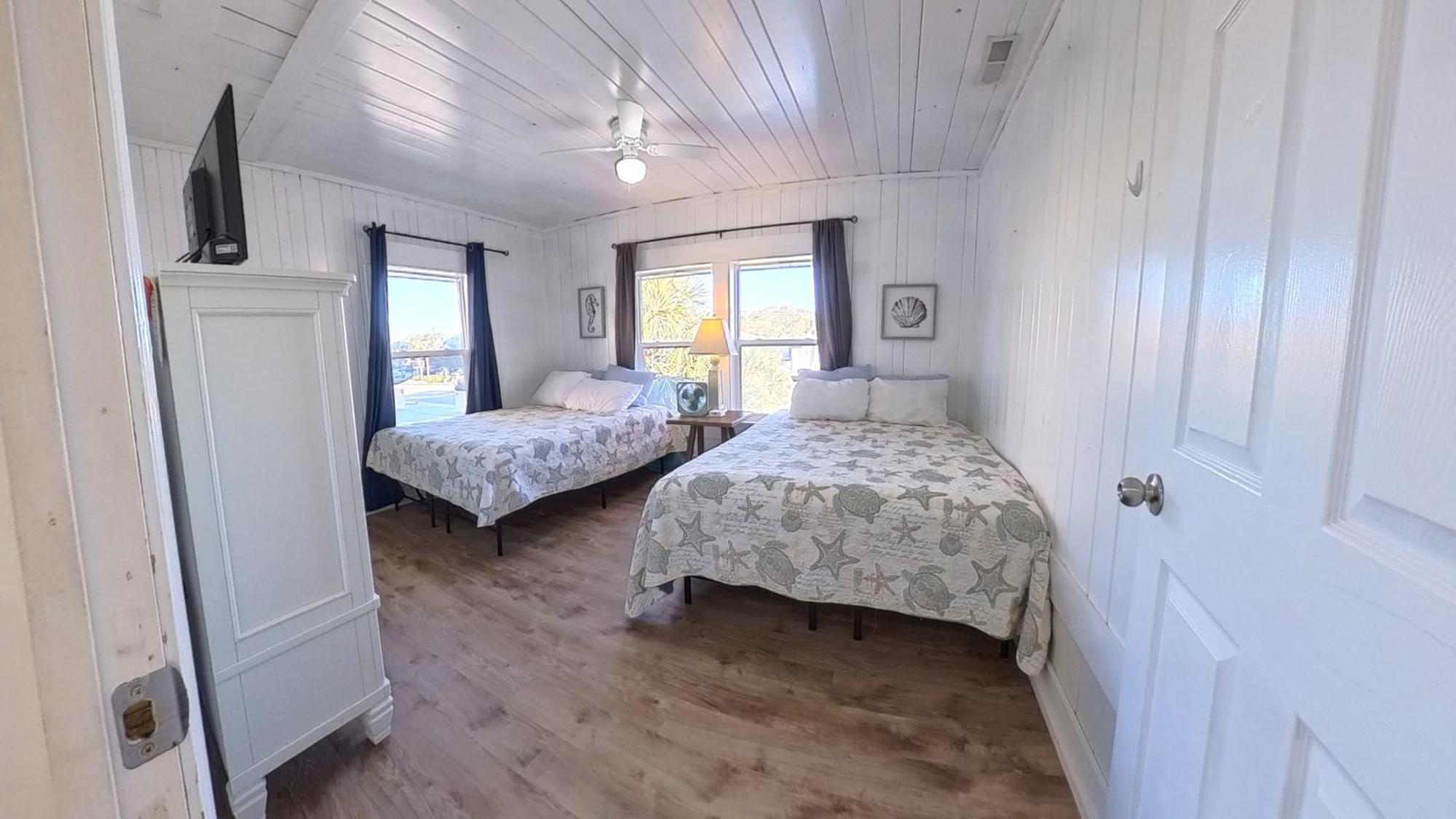 Oceanfront, Centrally Located, Huge 5k Sq Ft W Huge Private Pool, Hot Tub, & Gameroom Holiday home *