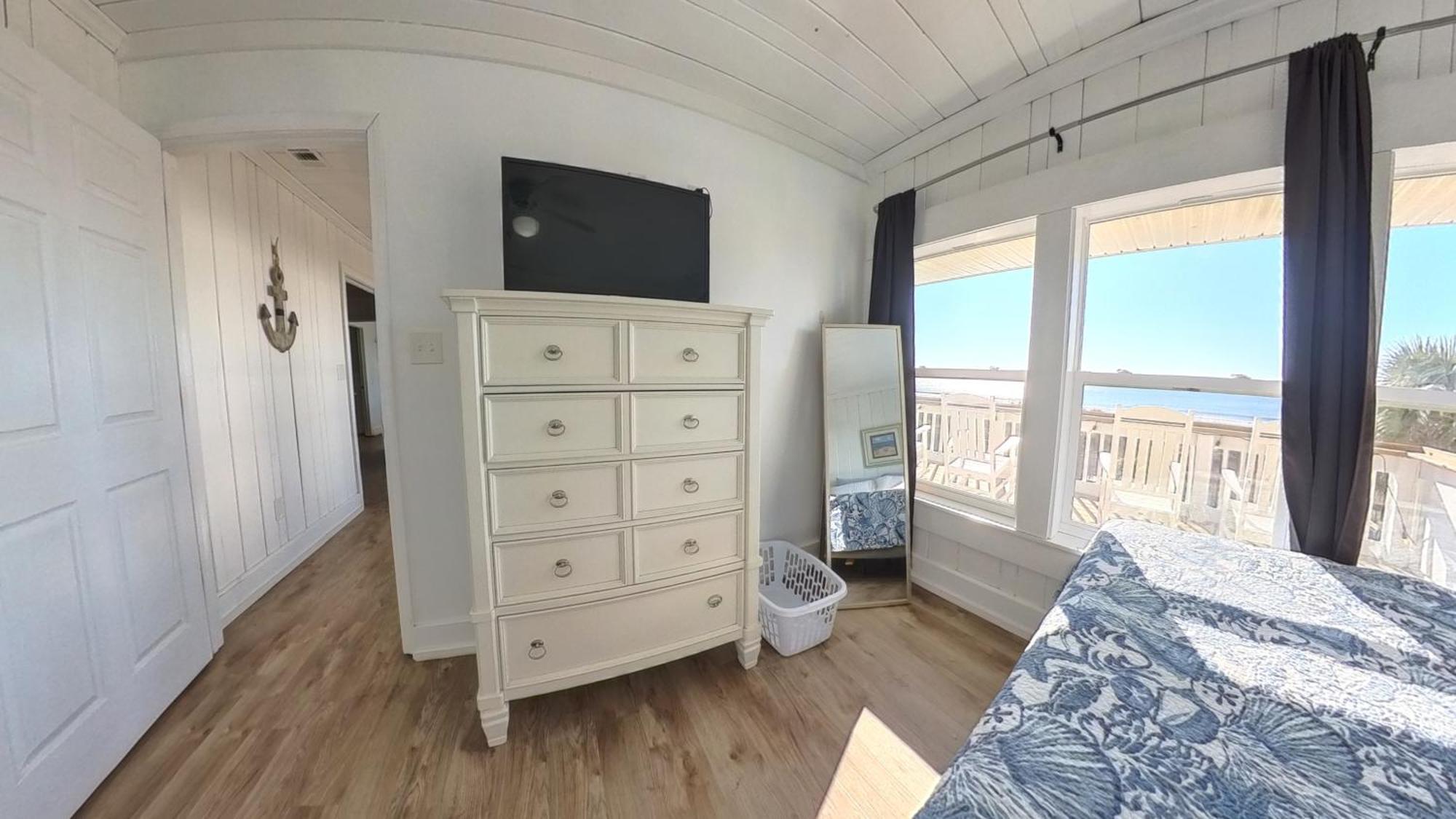 Holiday home Oceanfront, Centrally Located, Huge 5k Sq Ft W Huge Private Pool, Hot Tub, & Gameroom *