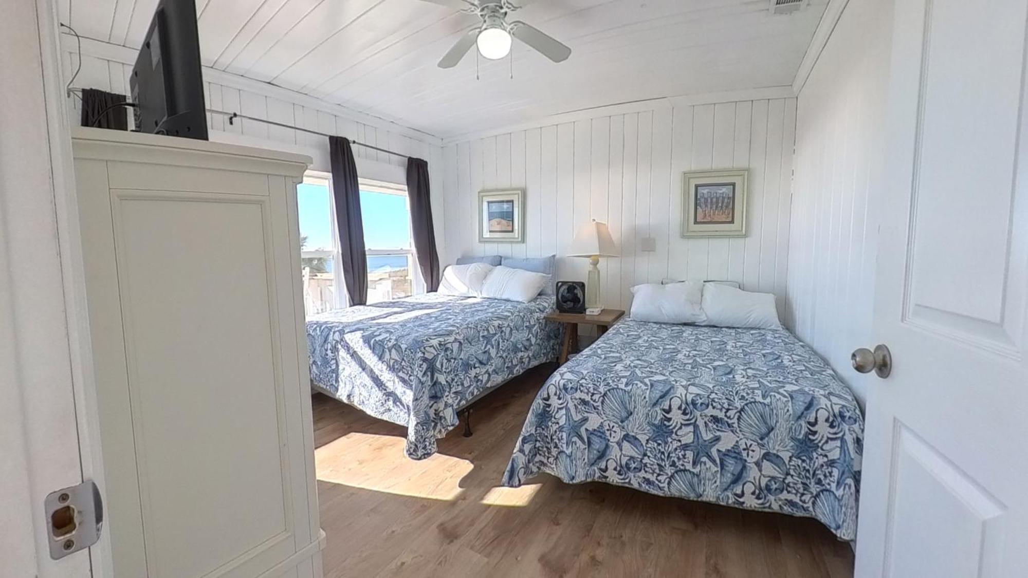 Holiday home Oceanfront, Centrally Located, Huge 5k Sq Ft W Huge Private Pool, Hot Tub, & Gameroom
