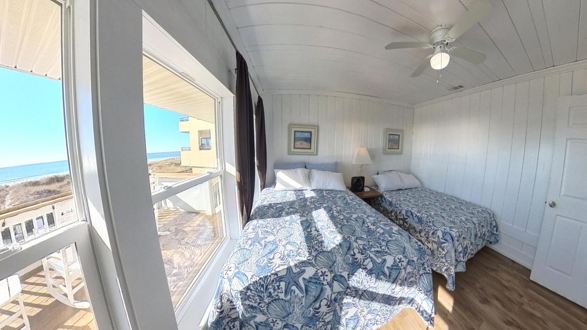 Holiday home Oceanfront, Centrally Located, Huge 5k Sq Ft W Huge Private Pool, Hot Tub, & Gameroom *