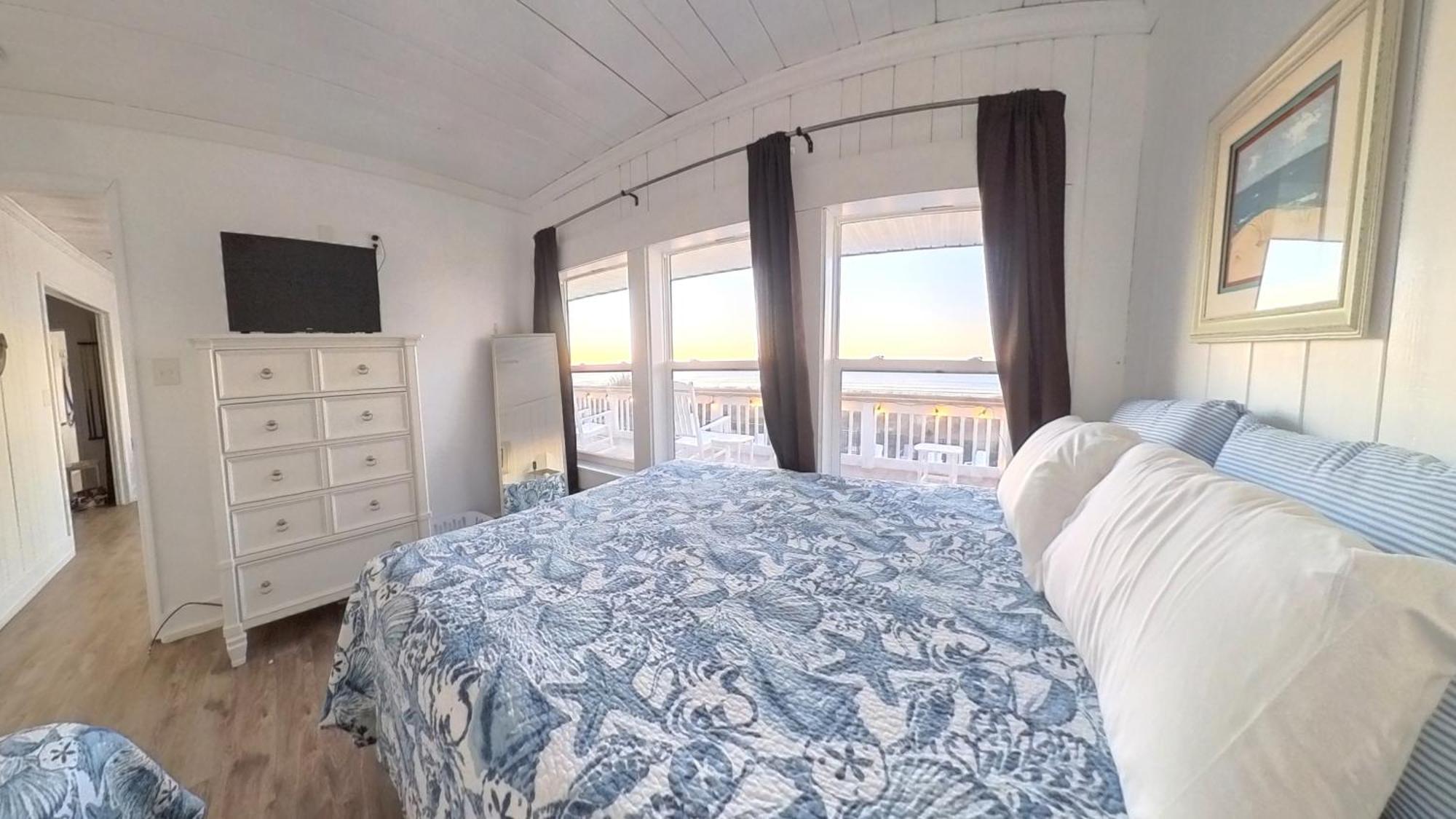 Oceanfront, Centrally Located, Huge 5k Sq Ft W Huge Private Pool, Hot Tub, & Gameroom Holiday home *