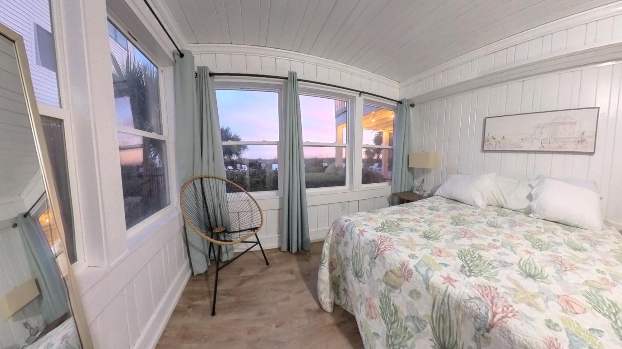 Holiday home Oceanfront, Centrally Located, Huge 5k Sq Ft W Huge Private Pool, Hot Tub, & Gameroom