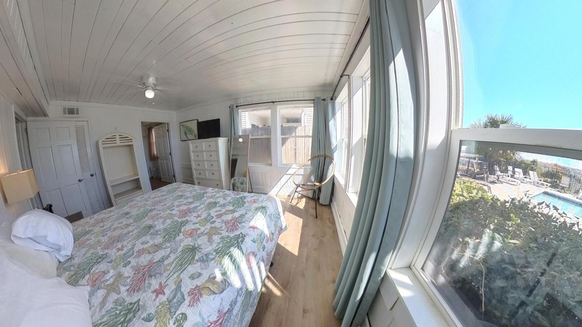 Oceanfront, Centrally Located, Huge 5k Sq Ft W Huge Private Pool, Hot Tub, & Gameroom Holiday home *