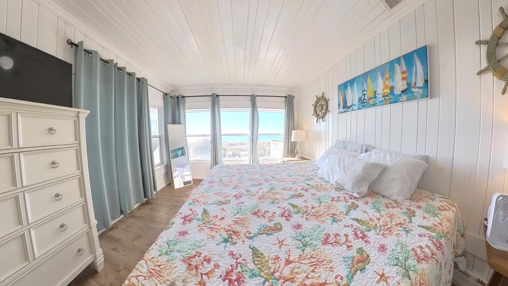 Holiday home Oceanfront, Centrally Located, Huge 5k Sq Ft W Huge Private Pool, Hot Tub, & Gameroom *