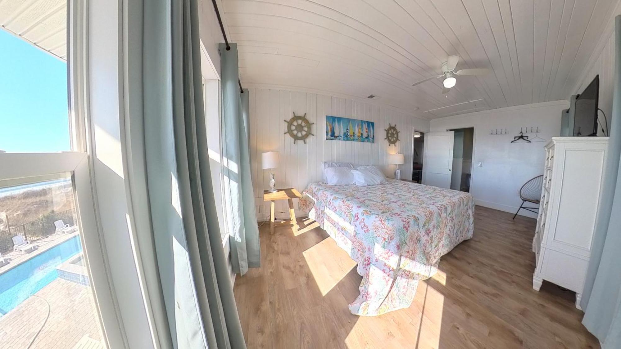 Holiday home Oceanfront, Centrally Located, Huge 5k Sq Ft W Huge Private Pool, Hot Tub, & Gameroom *