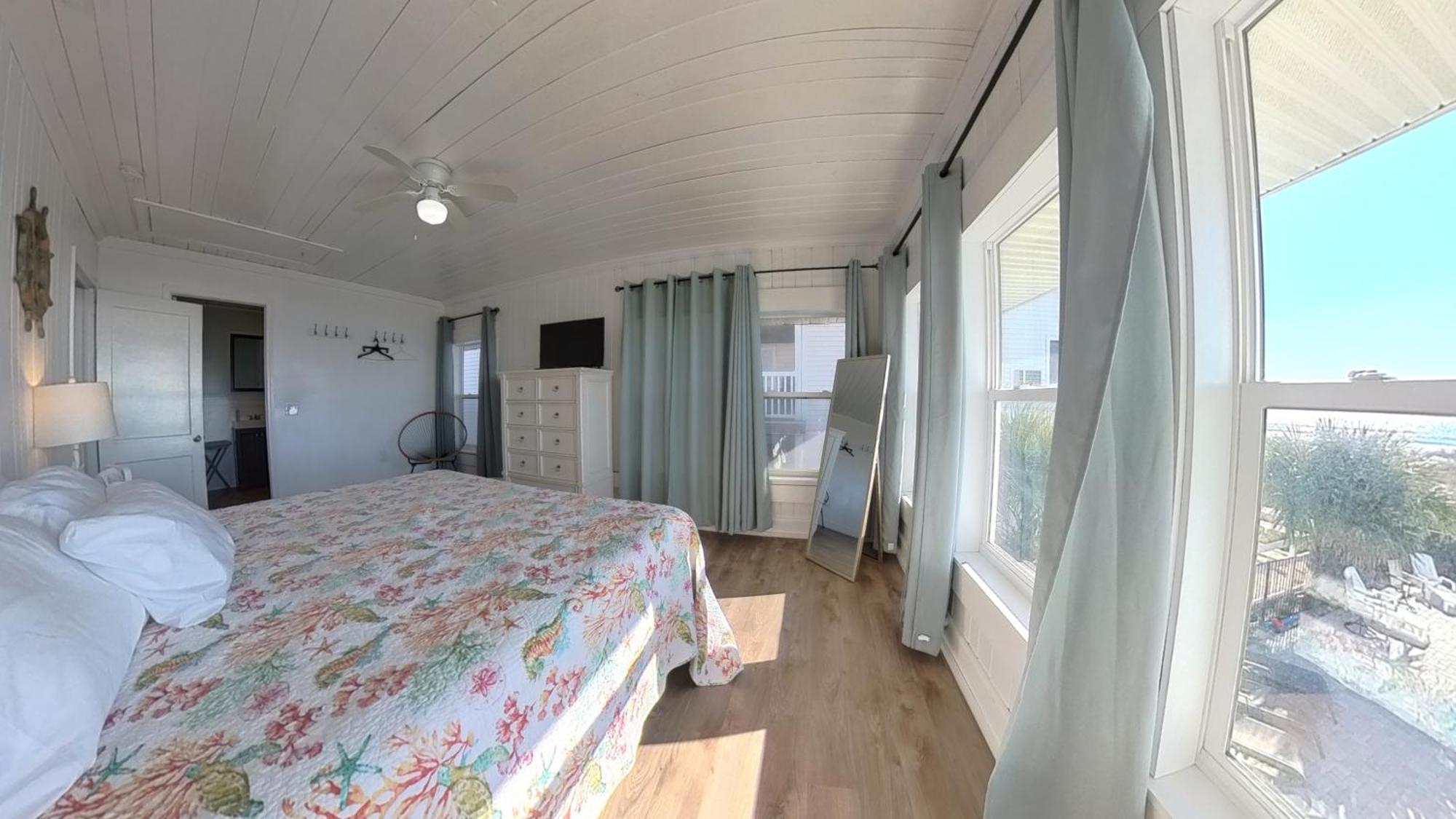 Oceanfront, Centrally Located, Huge 5k Sq Ft W Huge Private Pool, Hot Tub, & Gameroom Holiday home