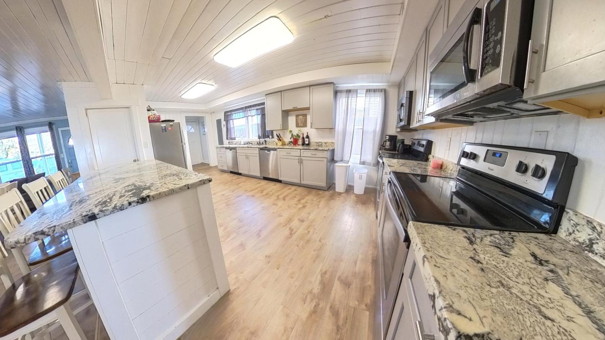 Oceanfront, Centrally Located, Huge 5k Sq Ft W Huge Private Pool, Hot Tub, & Gameroom Holiday home