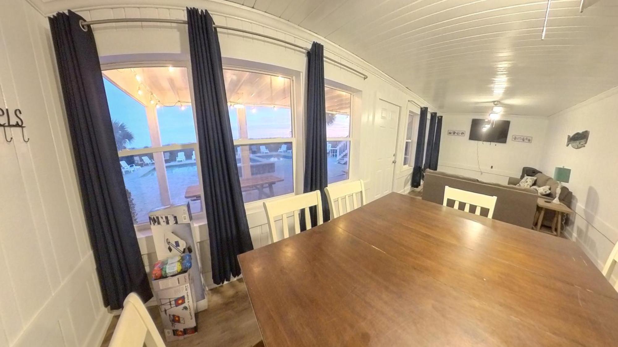 Oceanfront, Centrally Located, Huge 5k Sq Ft W Huge Private Pool, Hot Tub, & Gameroom Holiday home *