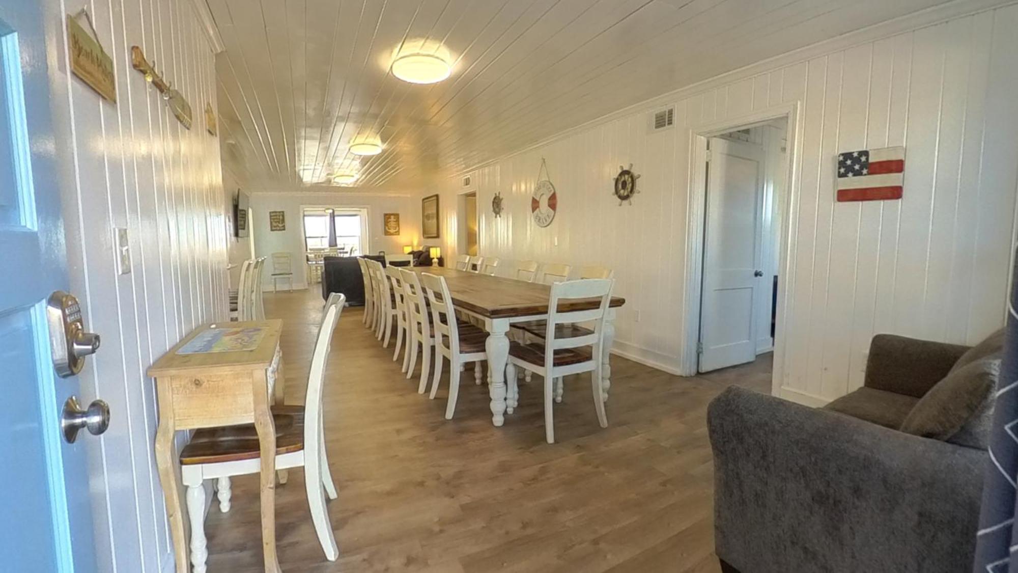 Holiday home Oceanfront, Centrally Located, Huge 5k Sq Ft W Huge Private Pool, Hot Tub, & Gameroom *