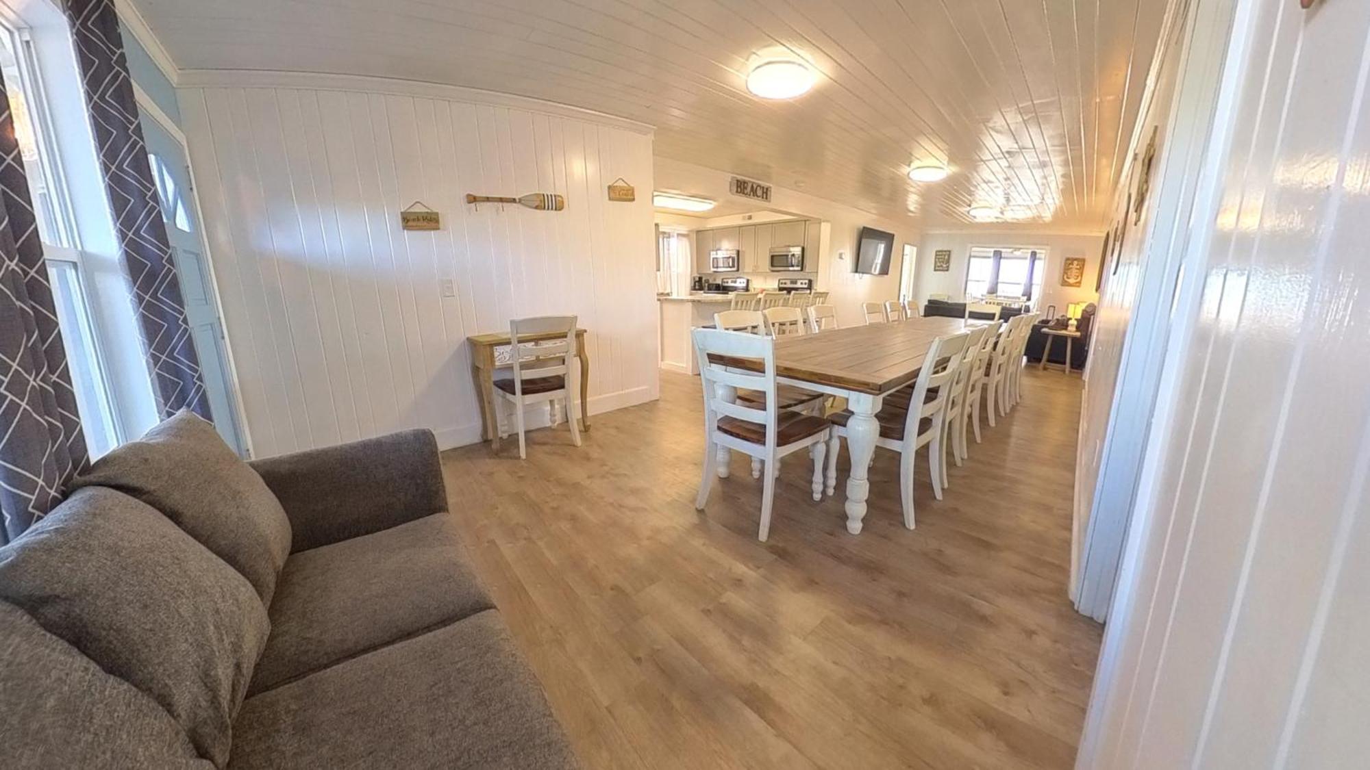 Oceanfront, Centrally Located, Huge 5k Sq Ft W Huge Private Pool, Hot Tub, & Gameroom Holiday home *