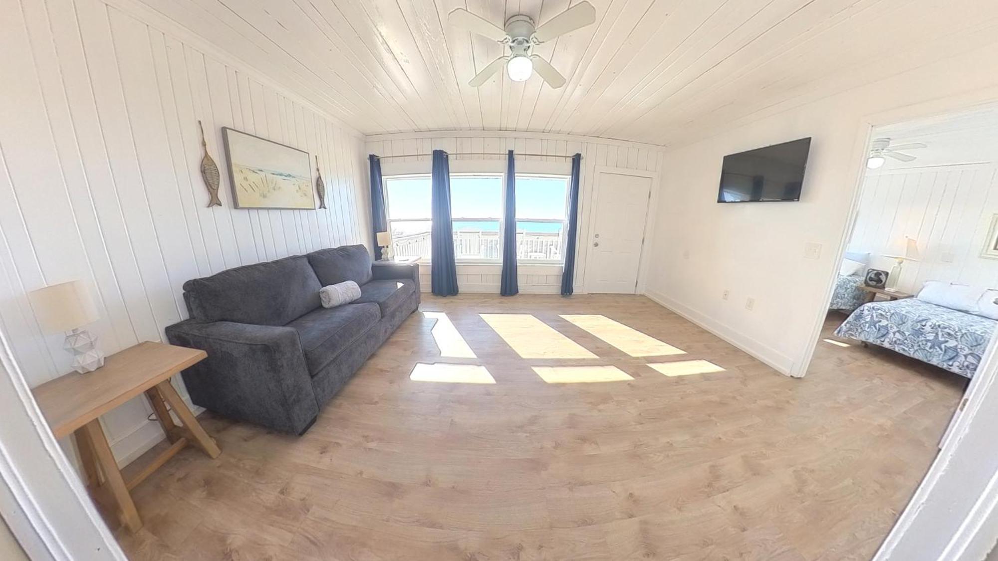 Oceanfront, Centrally Located, Huge 5k Sq Ft W Huge Private Pool, Hot Tub, & Gameroom Holiday home *