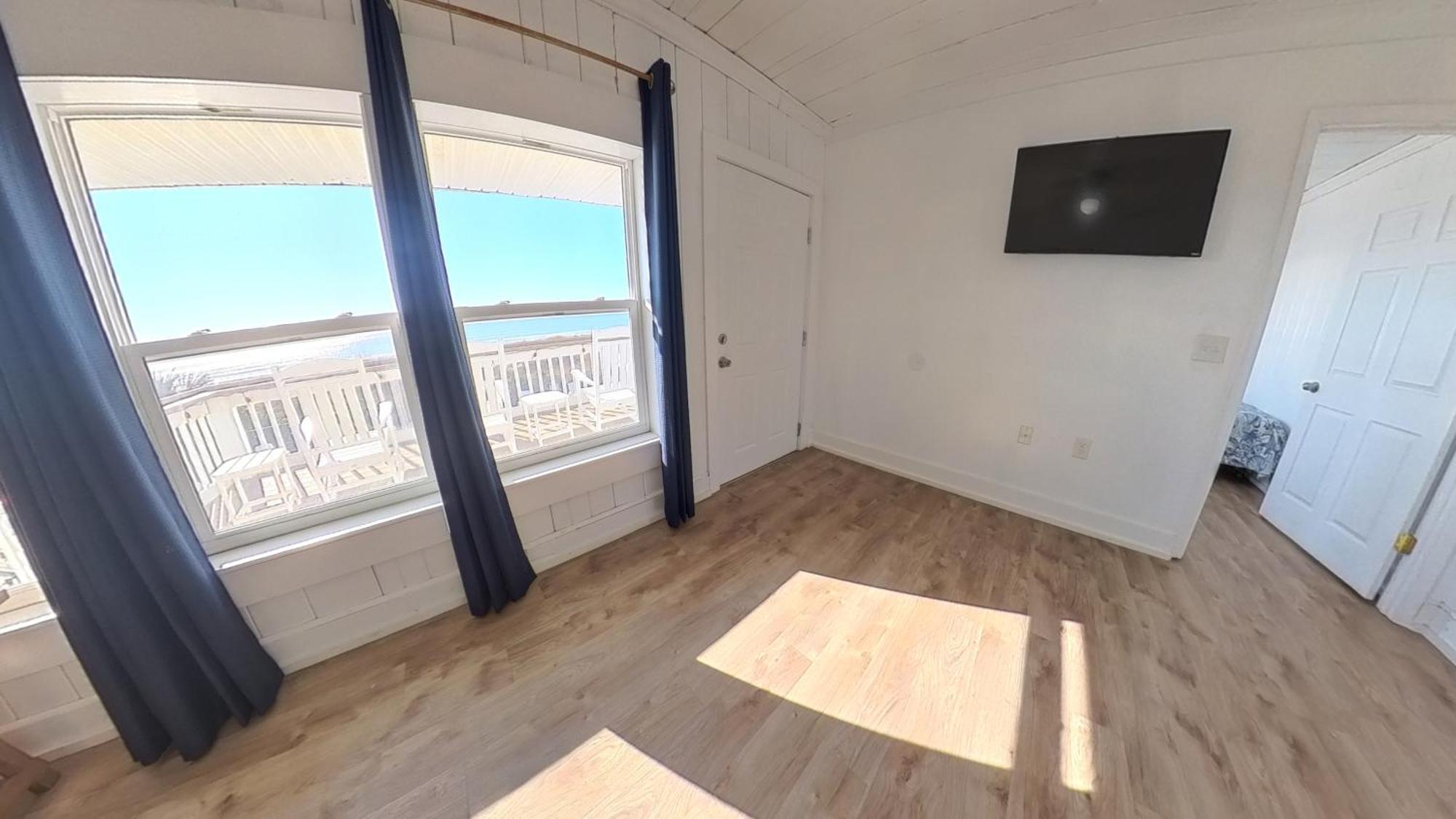 Holiday home Oceanfront, Centrally Located, Huge 5k Sq Ft W Huge Private Pool, Hot Tub, & Gameroom *