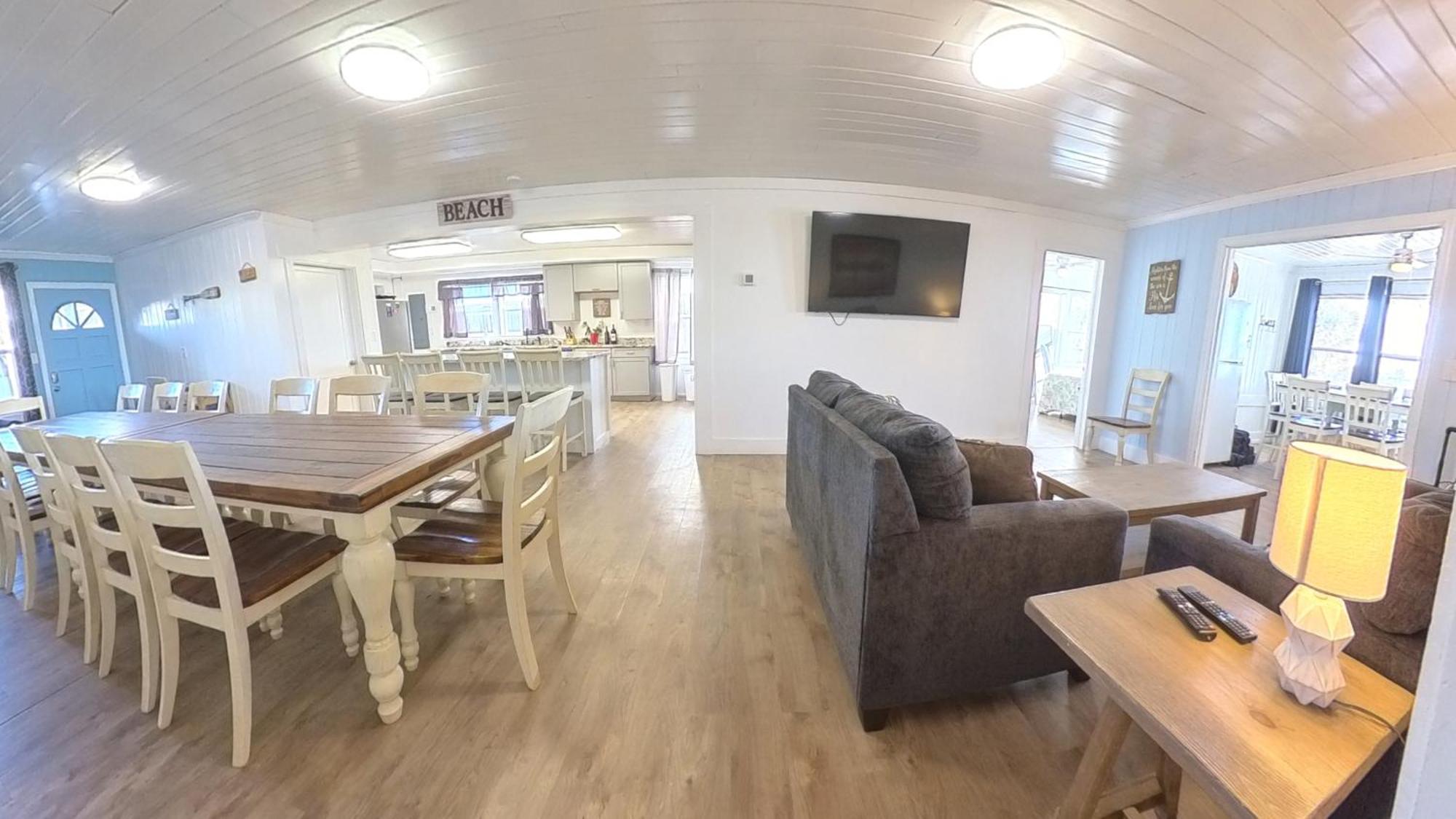 Oceanfront, Centrally Located, Huge 5k Sq Ft W Huge Private Pool, Hot Tub, & Gameroom Holiday home