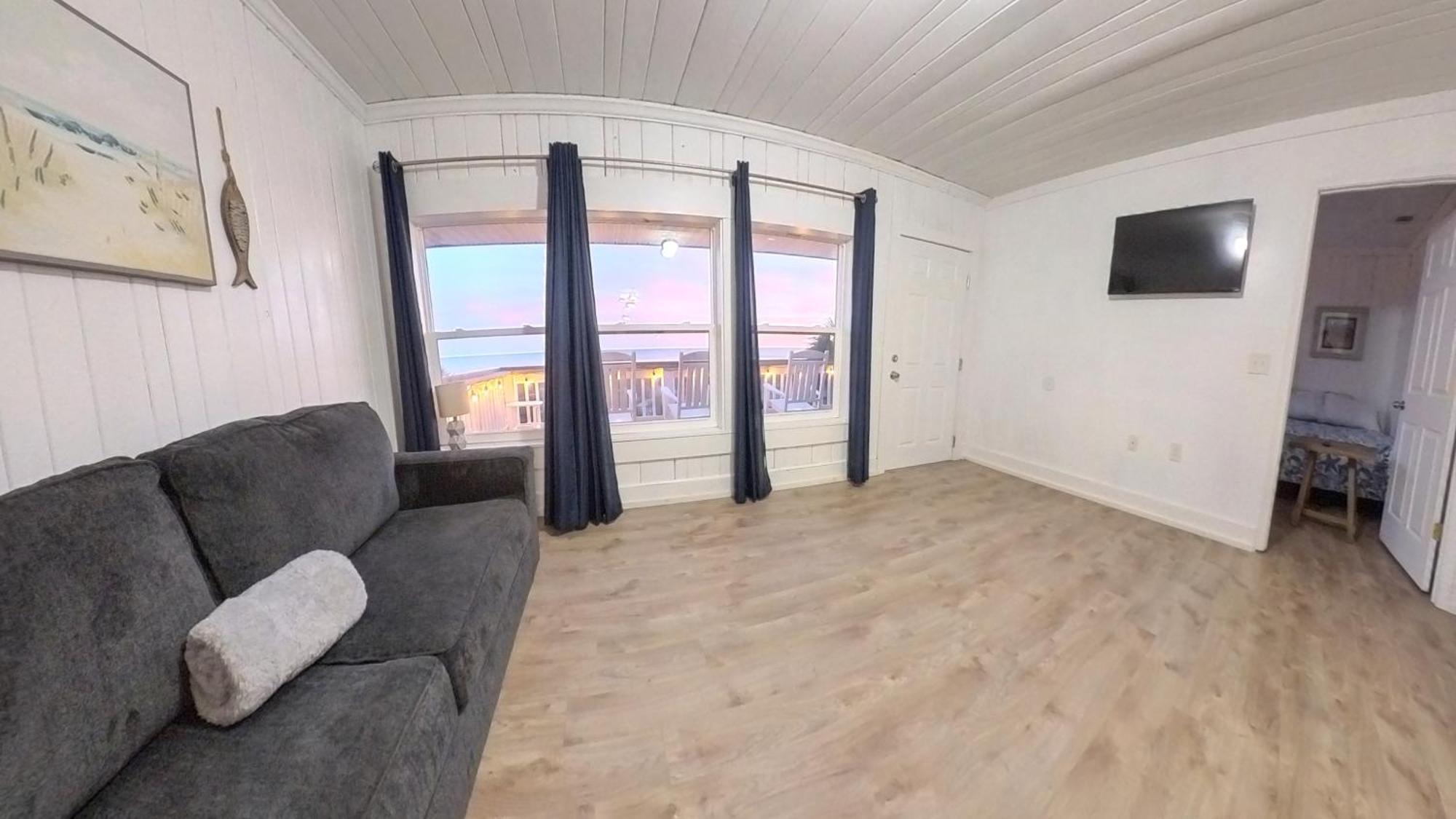 Oceanfront, Centrally Located, Huge 5k Sq Ft W Huge Private Pool, Hot Tub, & Gameroom Holiday home *