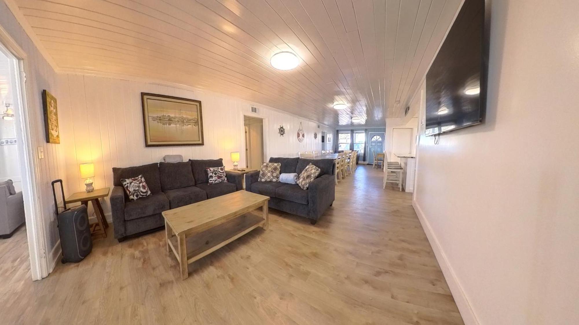 Holiday home Oceanfront, Centrally Located, Huge 5k Sq Ft W Huge Private Pool, Hot Tub, & Gameroom *
