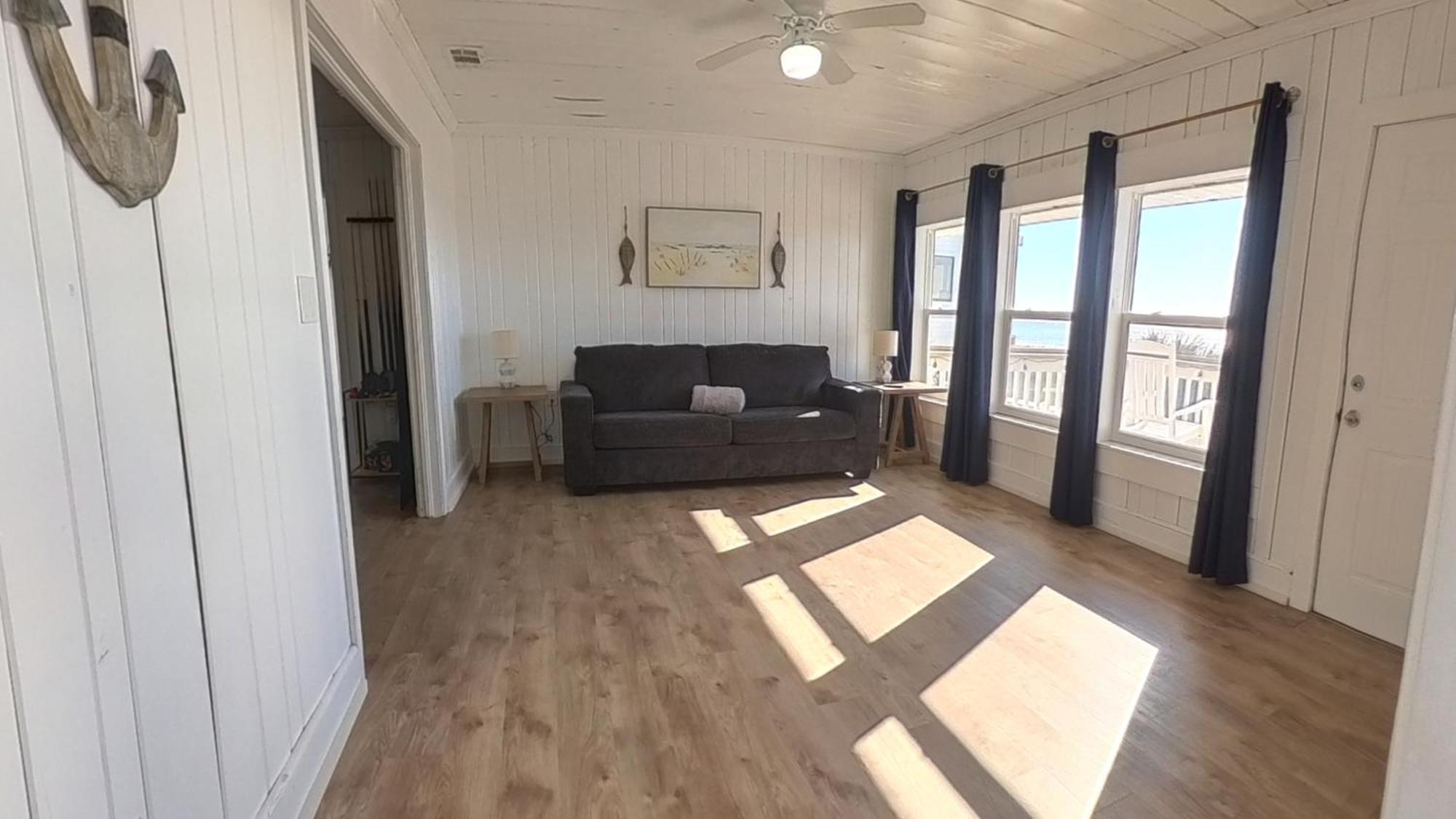 Oceanfront, Centrally Located, Huge 5k Sq Ft W Huge Private Pool, Hot Tub, & Gameroom Holiday home