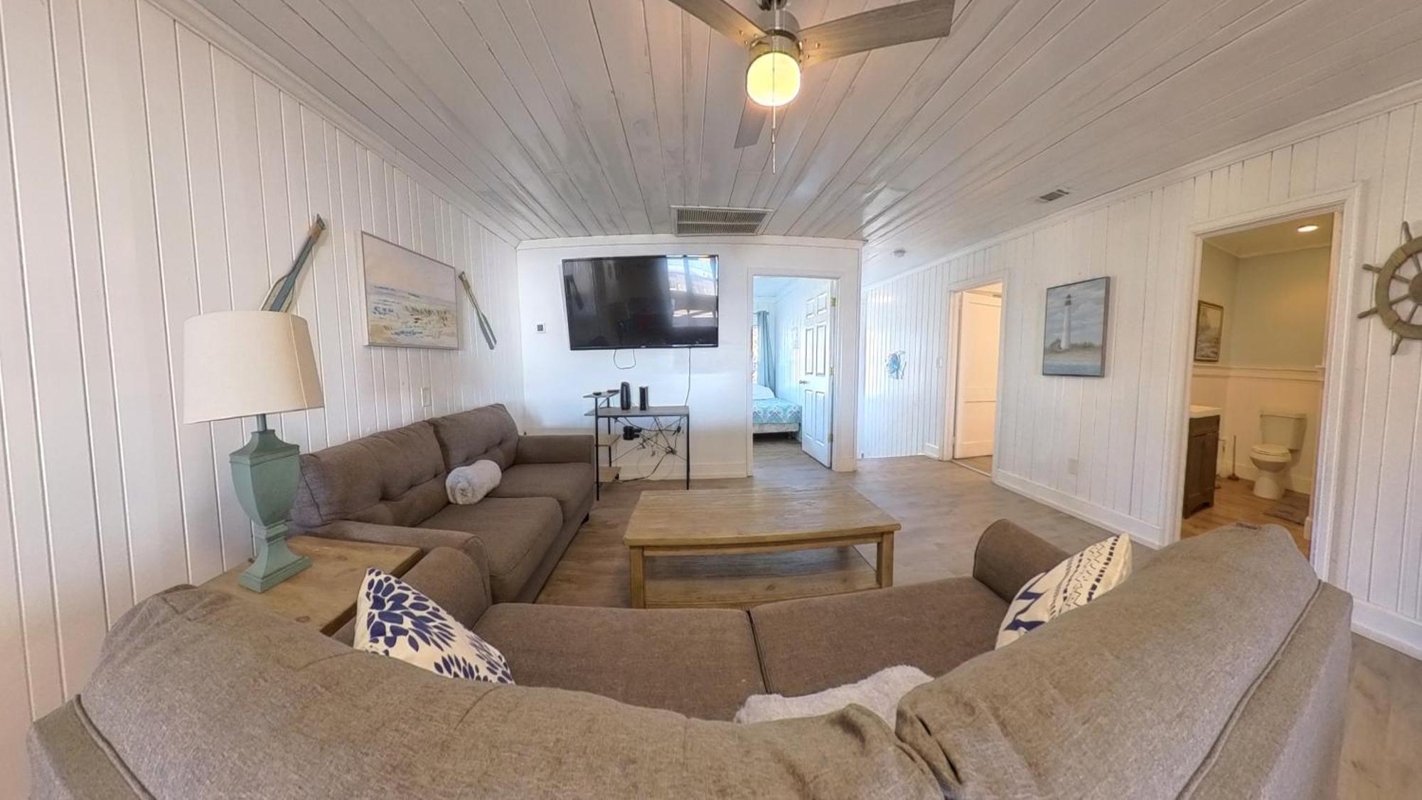 Oceanfront, Centrally Located, Huge 5k Sq Ft W Huge Private Pool, Hot Tub, & Gameroom Holiday home *