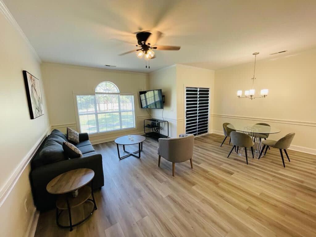 Stylish Newly Renovated On The Golf Course Apartment *