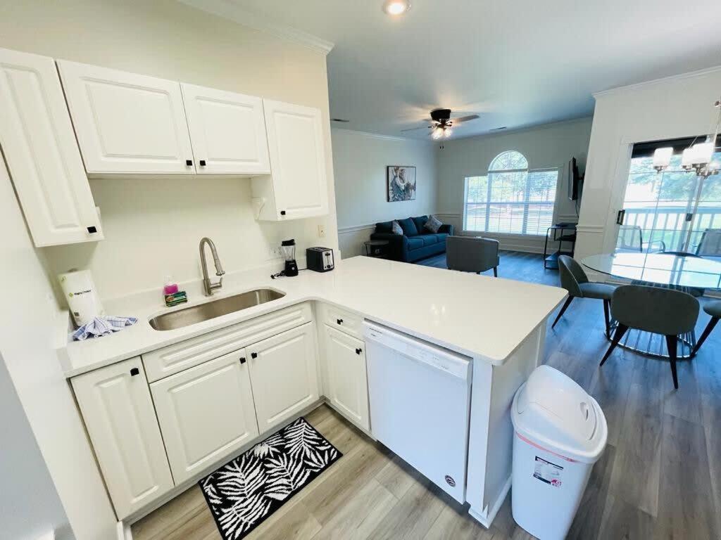 Stylish Newly Renovated On The Golf Course Apartment *