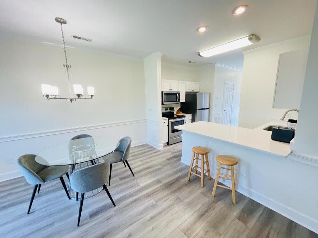 Stylish Newly Renovated On The Golf Course Apartment