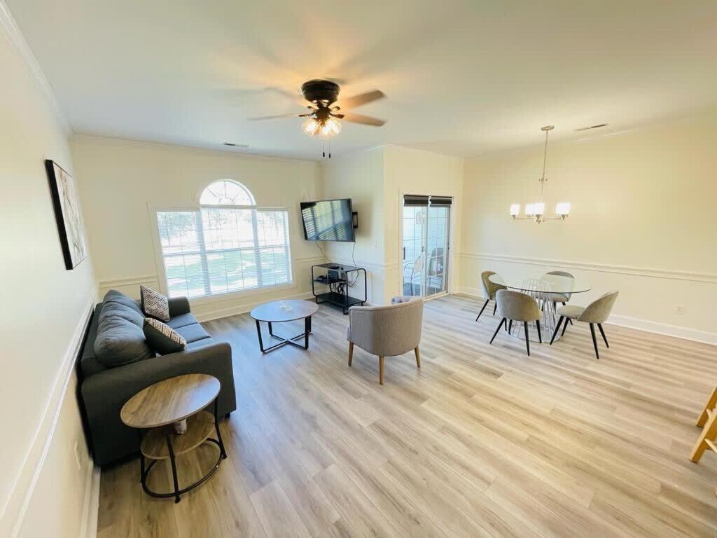 Stylish Newly Renovated On The Golf Course Apartment