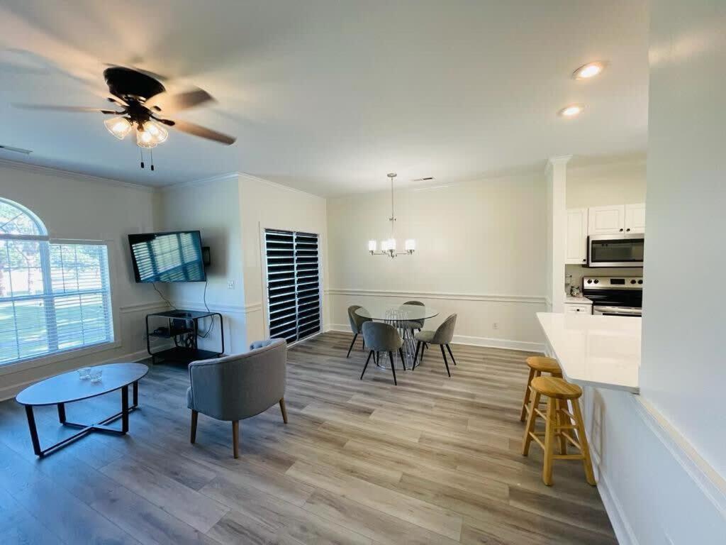 Stylish Newly Renovated On The Golf Course Apartment *