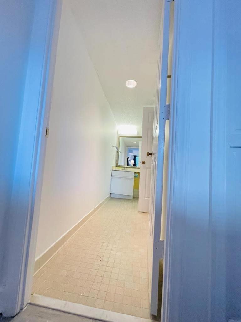 Apartment Lovely 1br With Side View Of Ocean *
