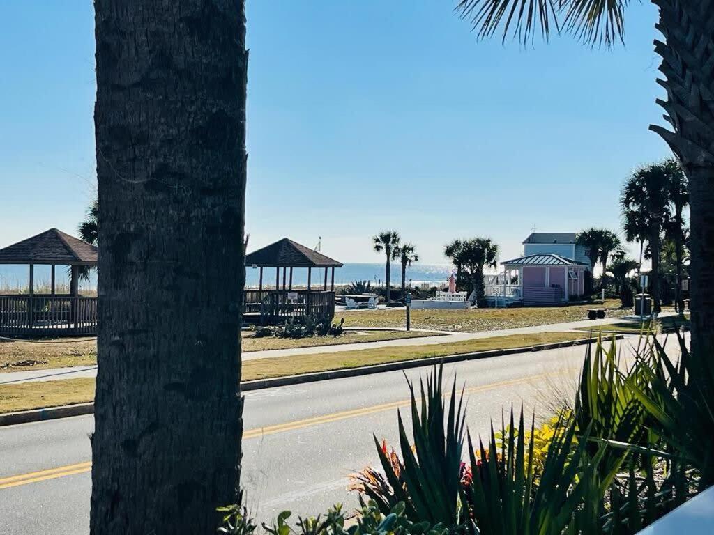 Lovely 1br With Side View Of Ocean Apartment
