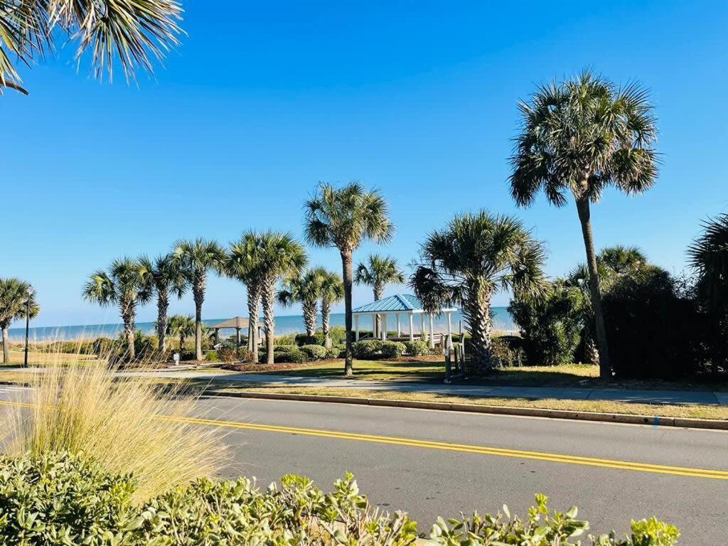 Apartment Lovely 1br With Side View Of Ocean