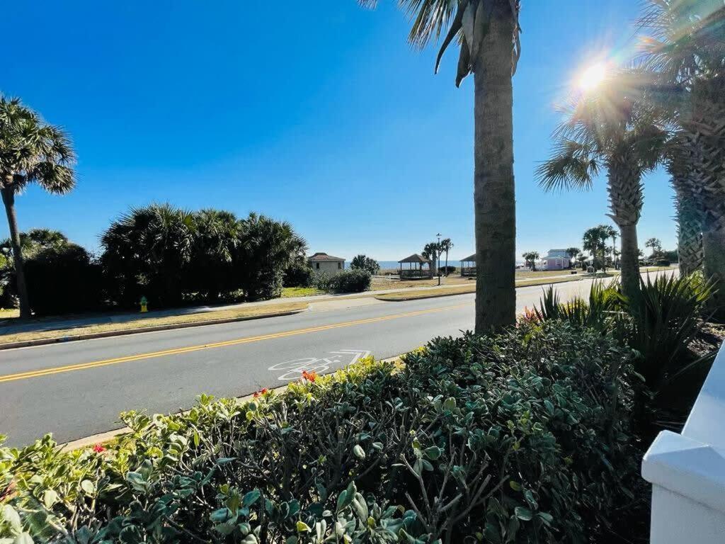 Lovely 1br With Side View Of Ocean