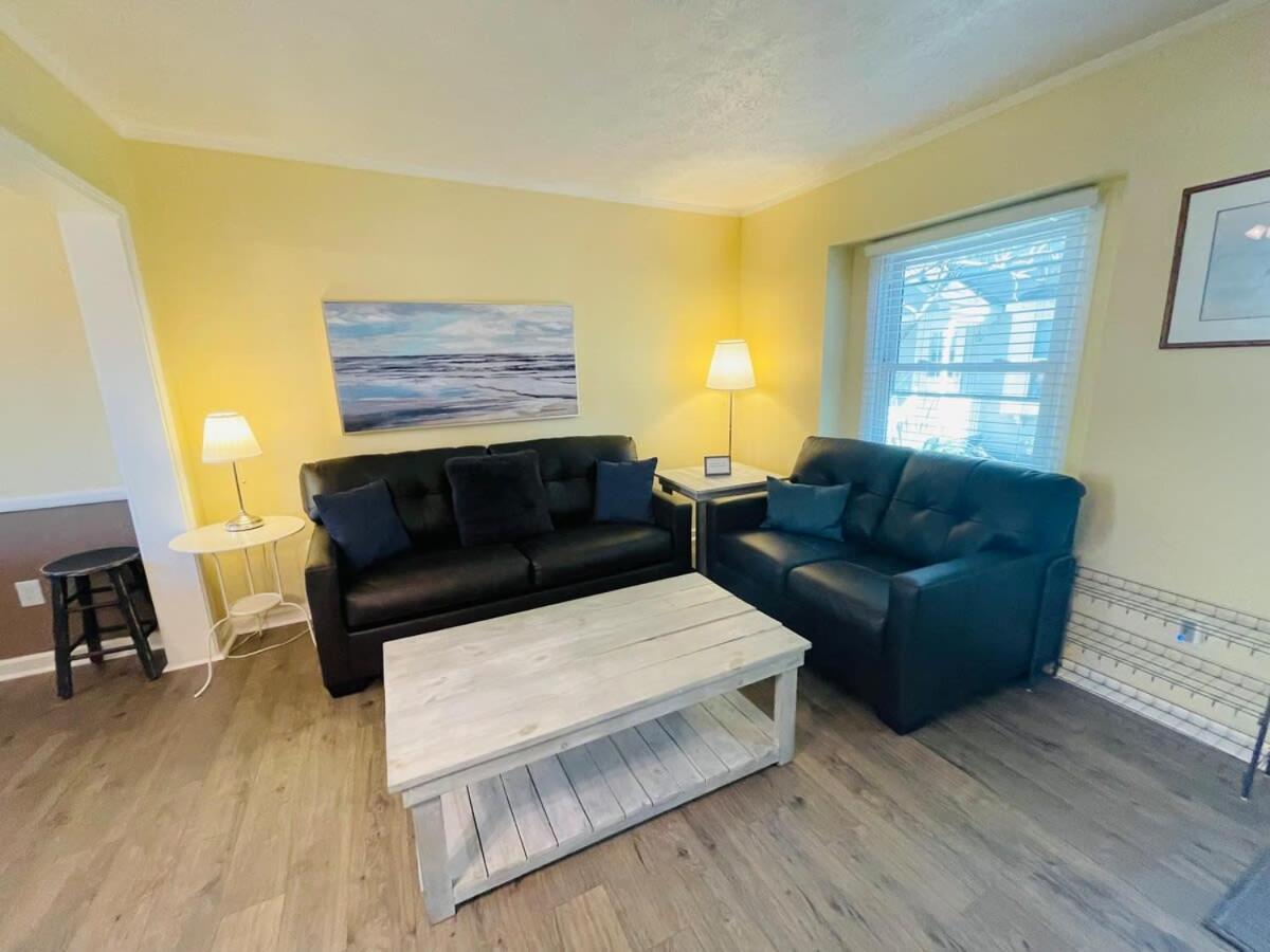 Relax In Cozy Townhouse 2block To The