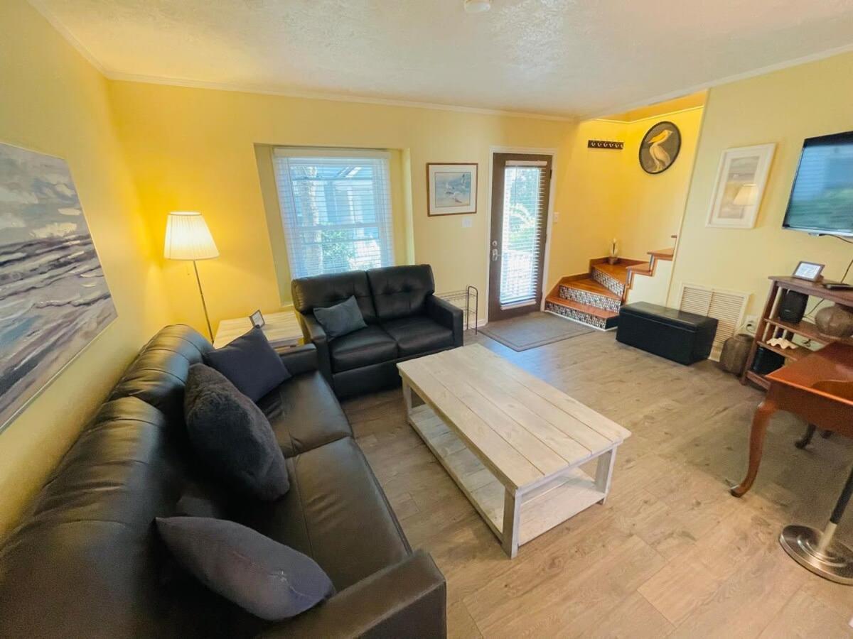 Relax In Cozy Townhouse 2block To The