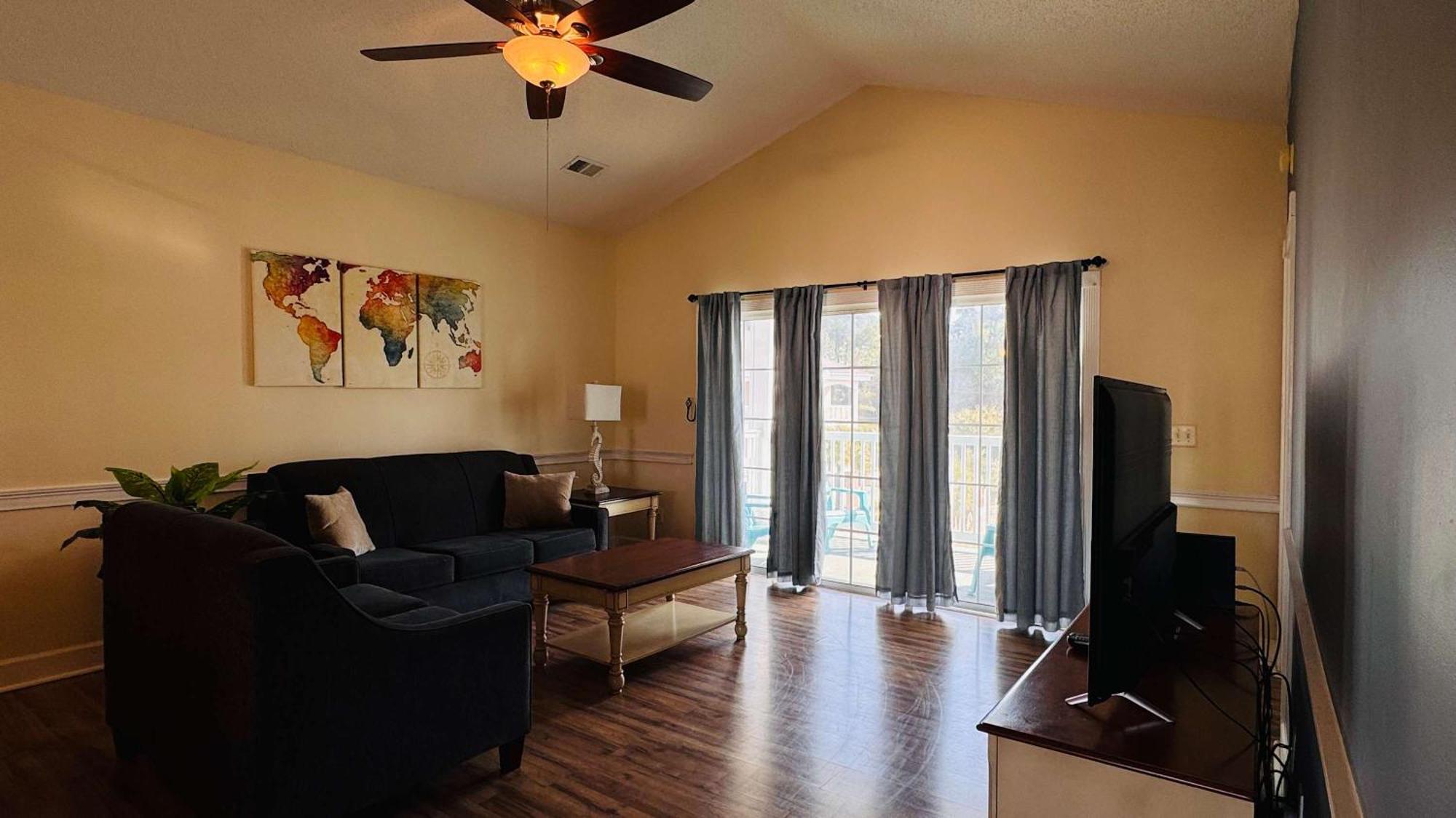 Absolutely Adorable In The Center Of Mb Apartment