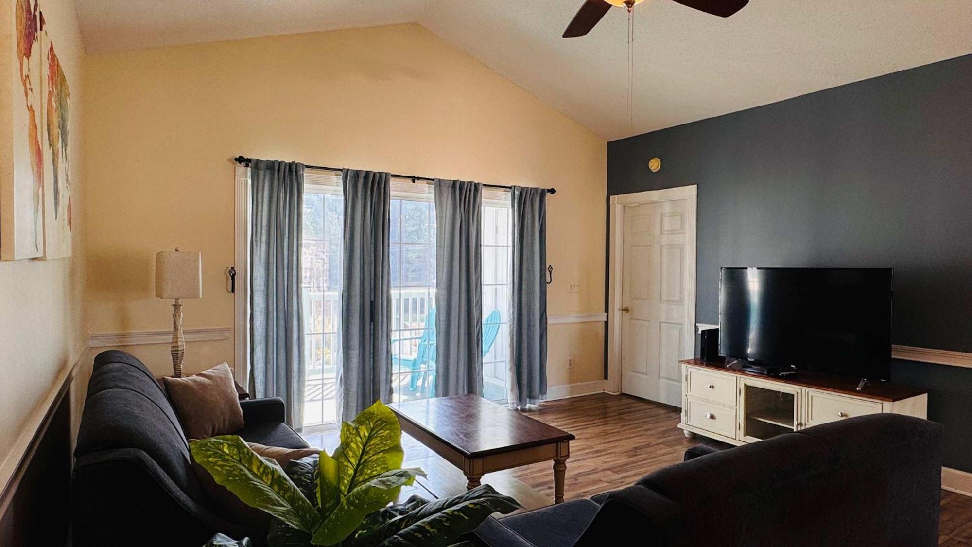 Absolutely Adorable In The Center Of Mb Apartment *
