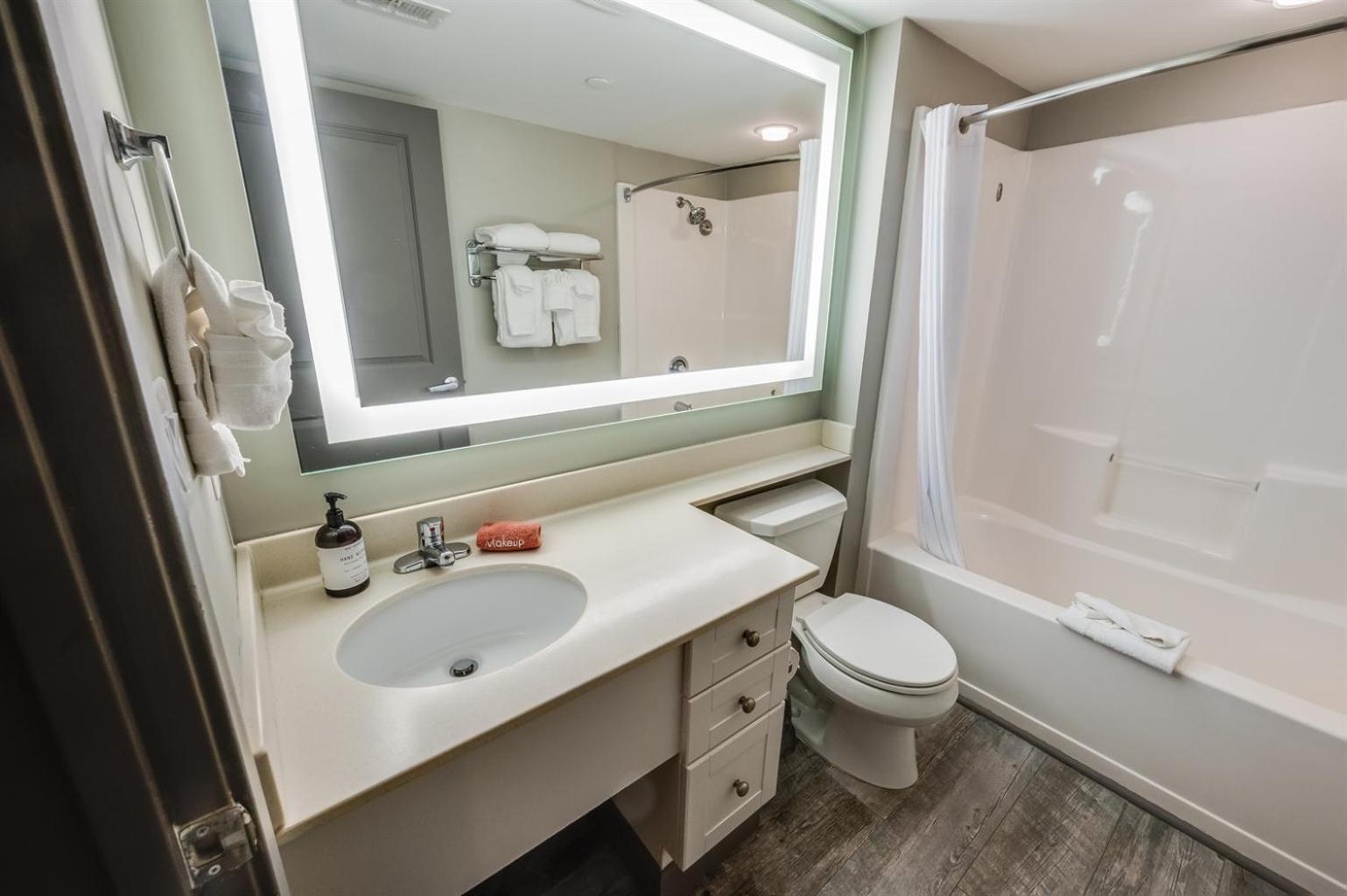 Apartment Remodeled Direct Oceanfront, Amazing Views Modern! *
